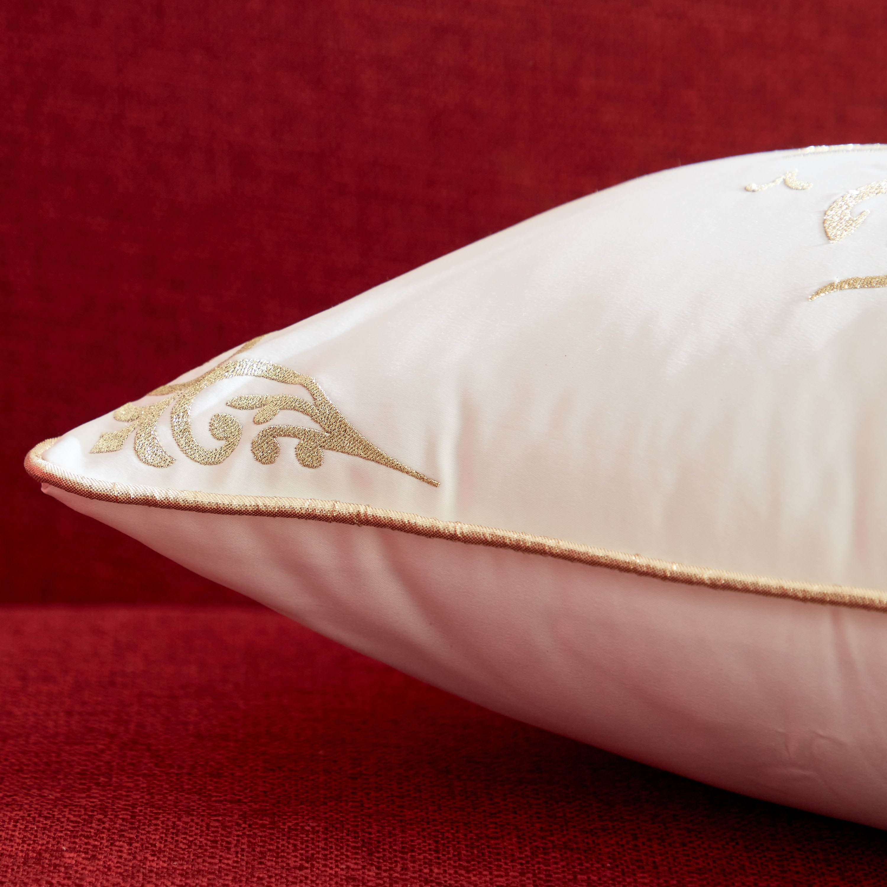 وسادة محشوة مطرزة  هابي هوم من كاليجرافي - 30x50 سم-hbxlivingroom-furnishings-cushionsandcovers-filledcushions-image-3