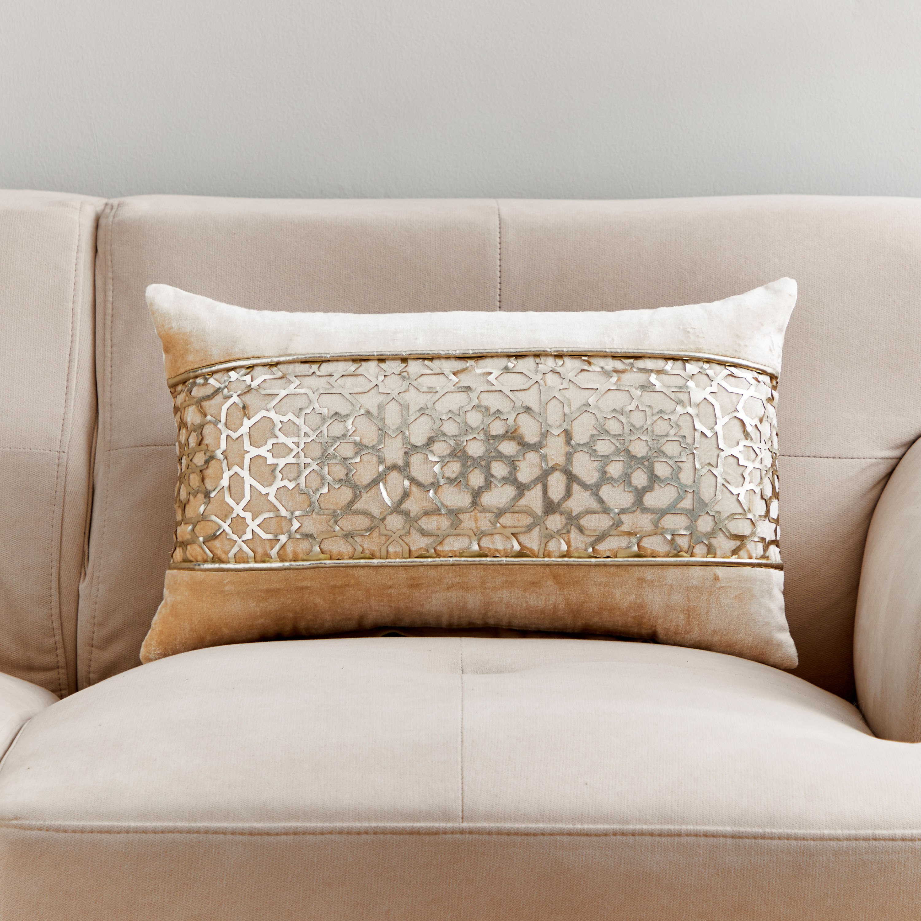 وسادة محشوة مركزي ليزر من البتراء - 30 × 50 سم-hbxlivingroom-furnishings-cushionsandcovers-filledcushions-image-1