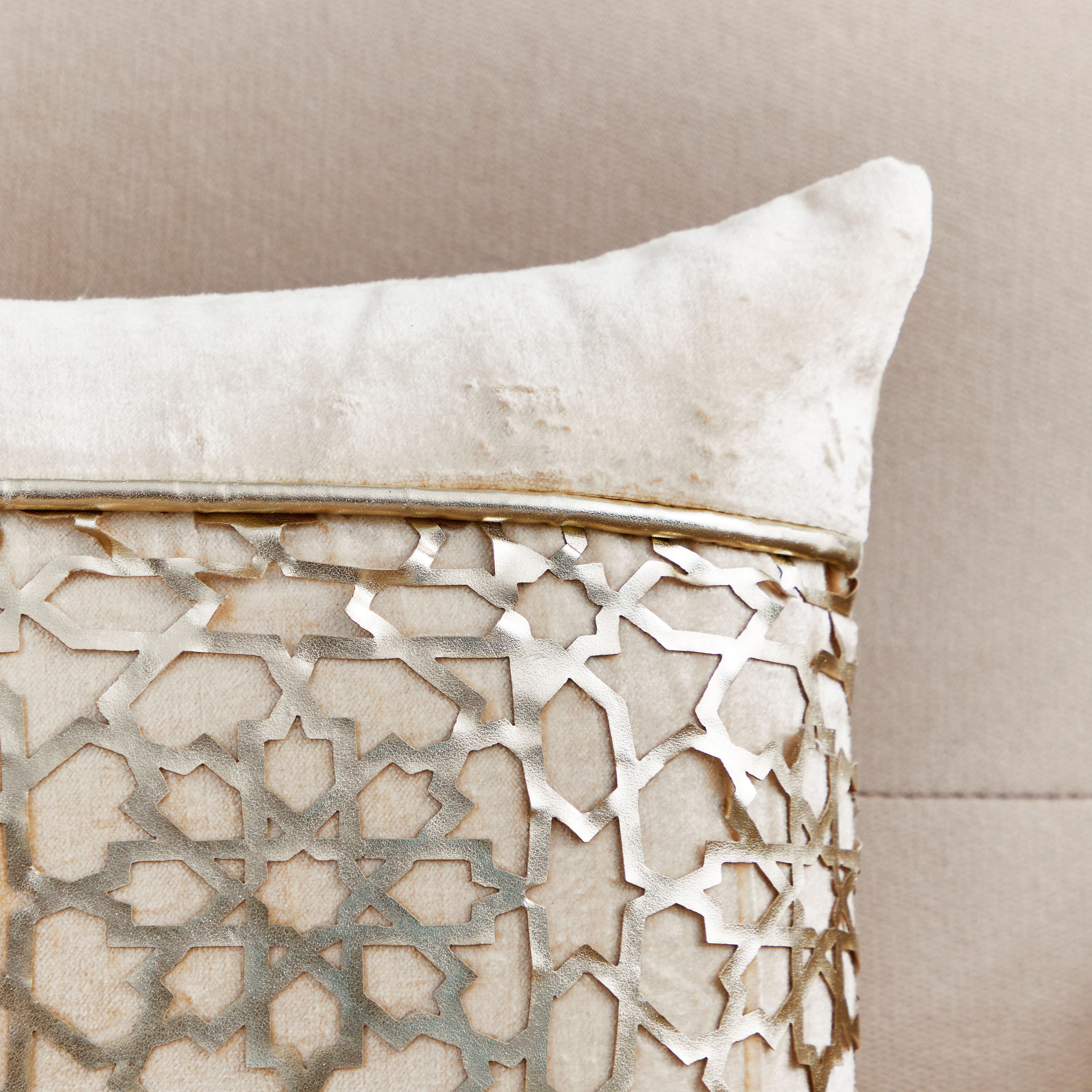 وسادة محشوة مركزي ليزر من البتراء - 30 × 50 سم-hbxlivingroom-furnishings-cushionsandcovers-filledcushions-image-2