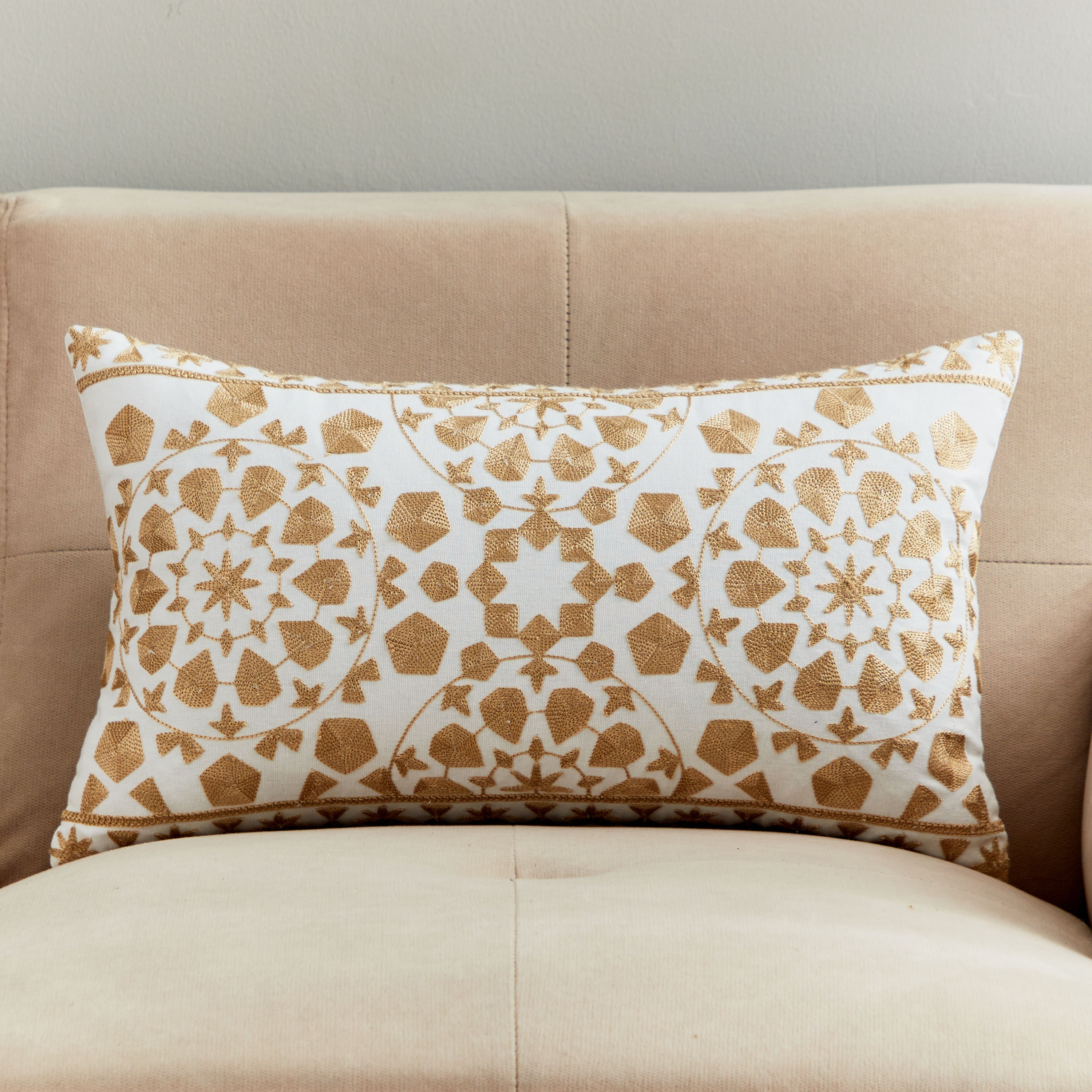 وسادة محشوة مطرزة مركزي من البتراء - 30 × 50 سم-hbxlivingroom-furnishings-cushionsandcovers-filledcushions-image-1