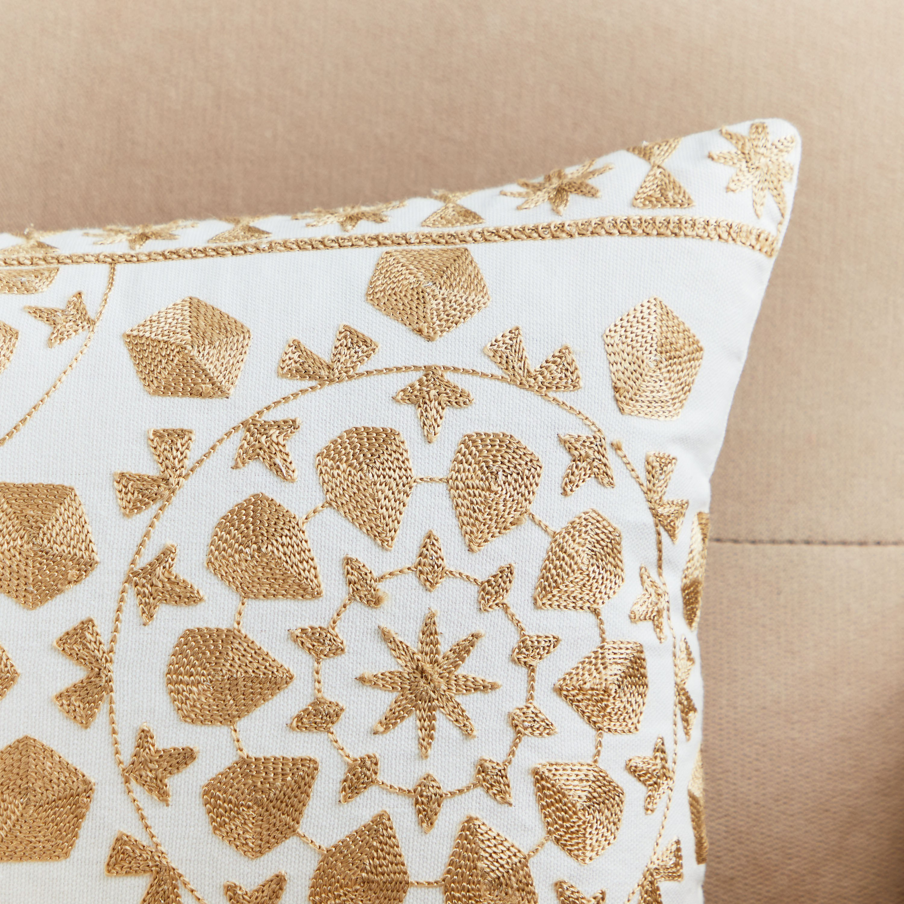 وسادة محشوة مطرزة مركزي من البتراء - 30 × 50 سم-hbxlivingroom-furnishings-cushionsandcovers-filledcushions-image-2