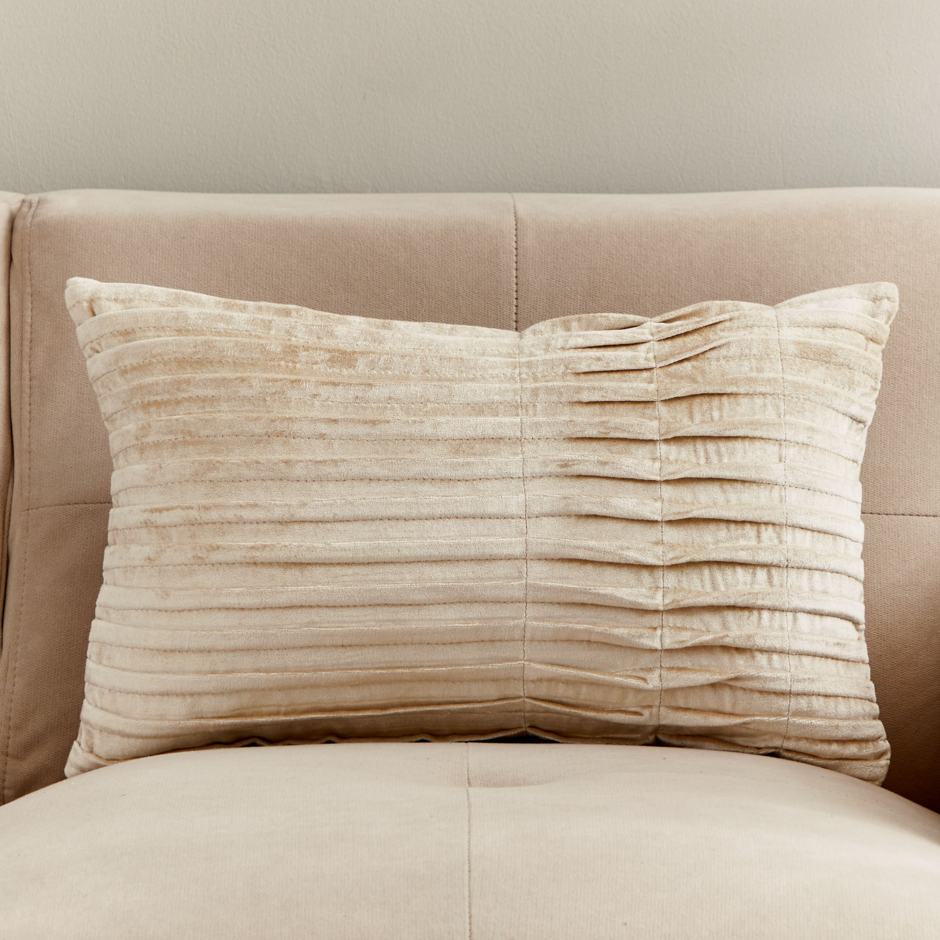 وسادة محشوة بطيات بيرتي من البتراء - 30x50 سم-hbxlivingroom-furnishings-cushionsandcovers-filledcushions-image-1