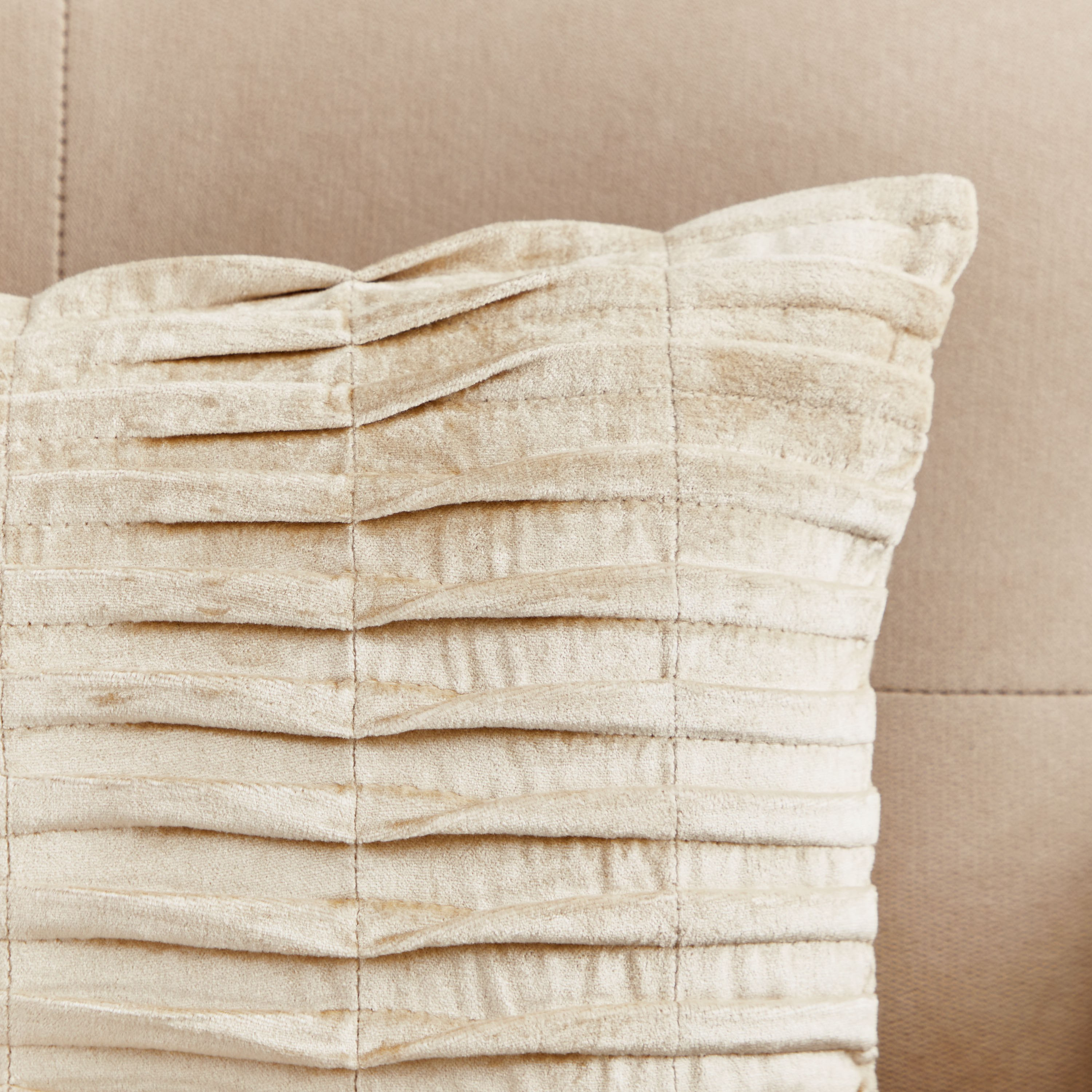 وسادة محشوة بطيات بيرتي من البتراء - 30x50 سم-hbxlivingroom-furnishings-cushionsandcovers-filledcushions-image-2