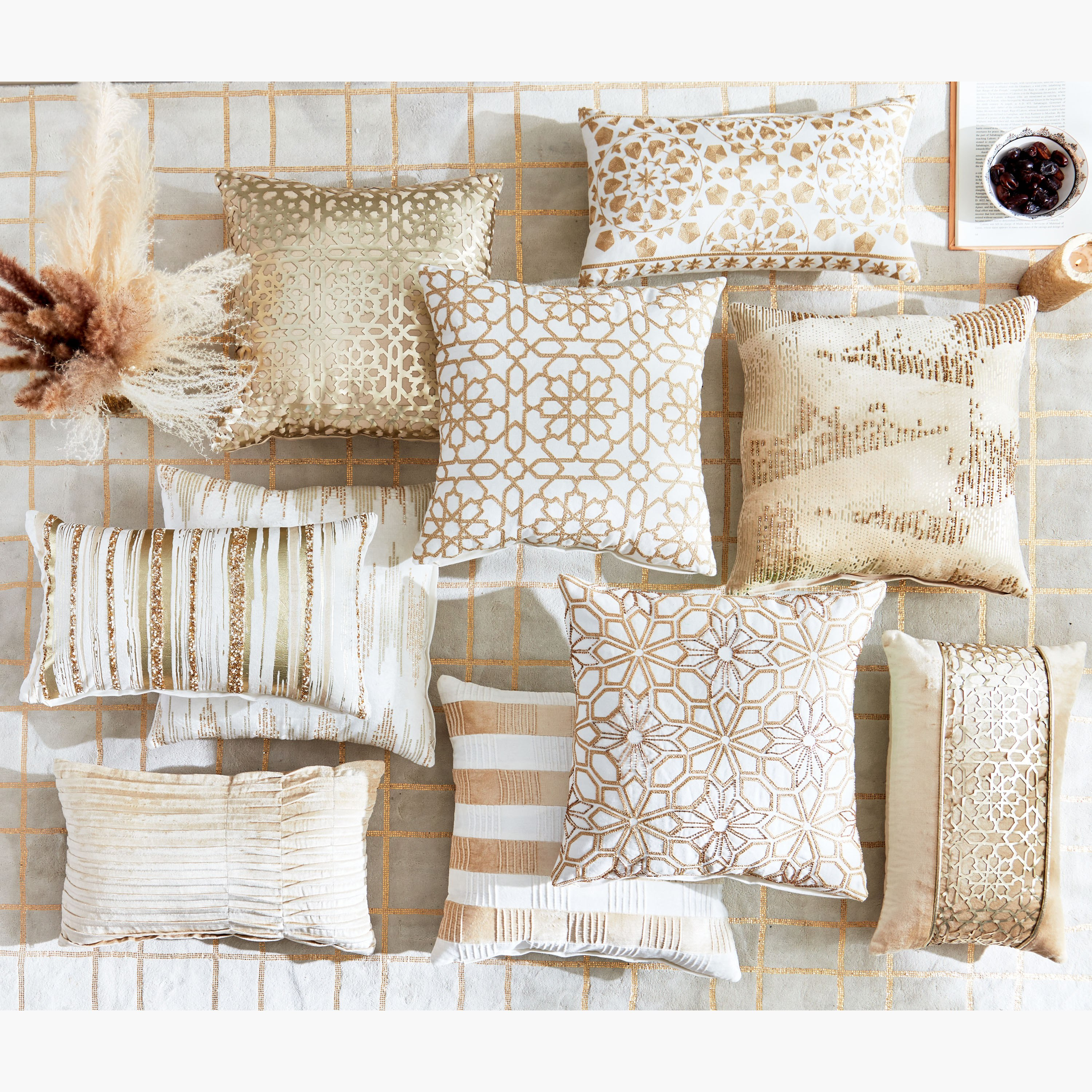 وسادة محشوة بطيات بيرتي من البتراء - 30x50 سم-hbxlivingroom-furnishings-cushionsandcovers-filledcushions-image-3