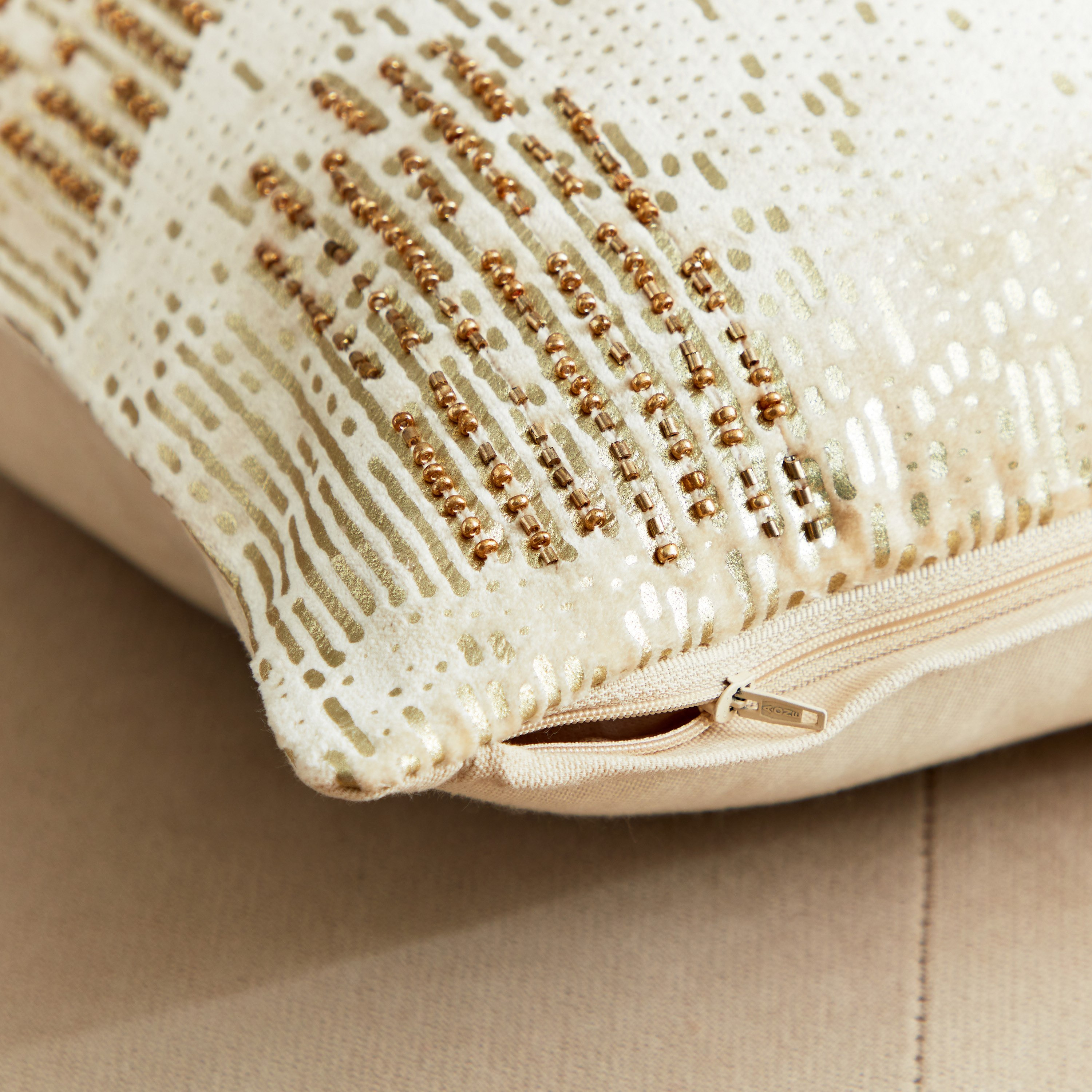 غطاء وسادة مزيّن بالفويل من بيترا بيرتي - 45x45 سم-hbxhomeware-cushionsandcovers-cushioncovers-image-3