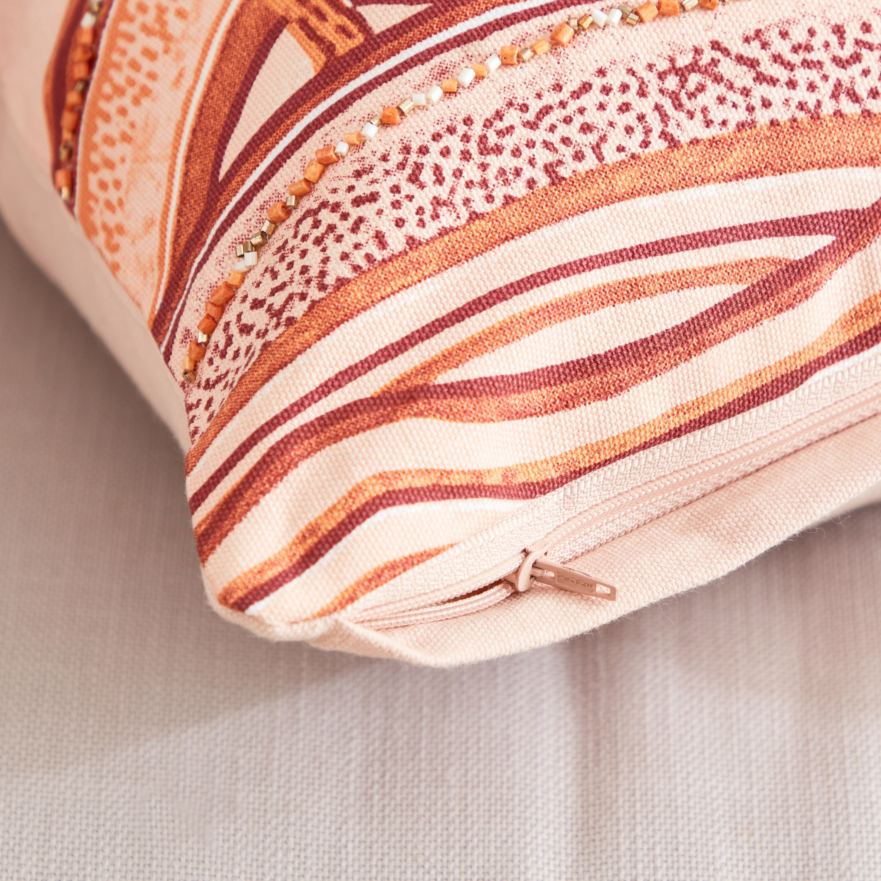 وسادة محشوة بطبعات من خورشيد - 45x45 سم-hbxlivingroom-furnishings-cushionsandcovers-filledcushions-image-3