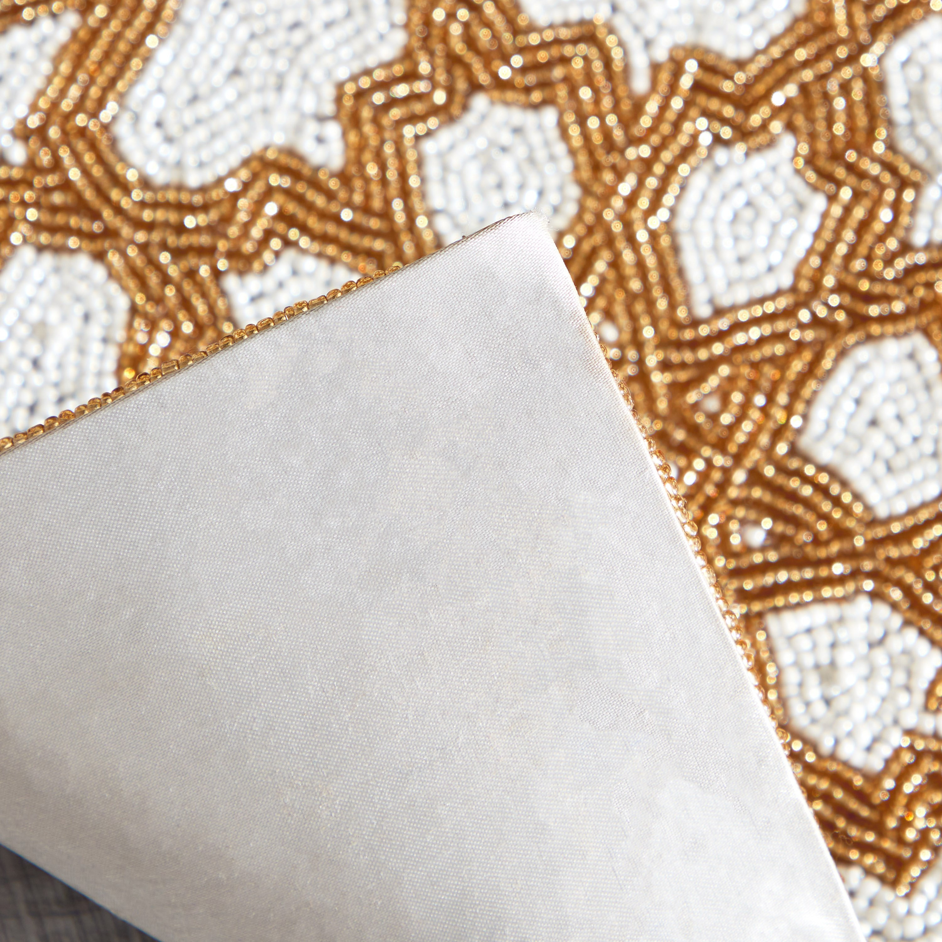 مفرش طاولة مزين بالخرز من ماركازي - 33x100 سم-hbxdecorandfurnishings-homefurnishings-tablelinens-image-4