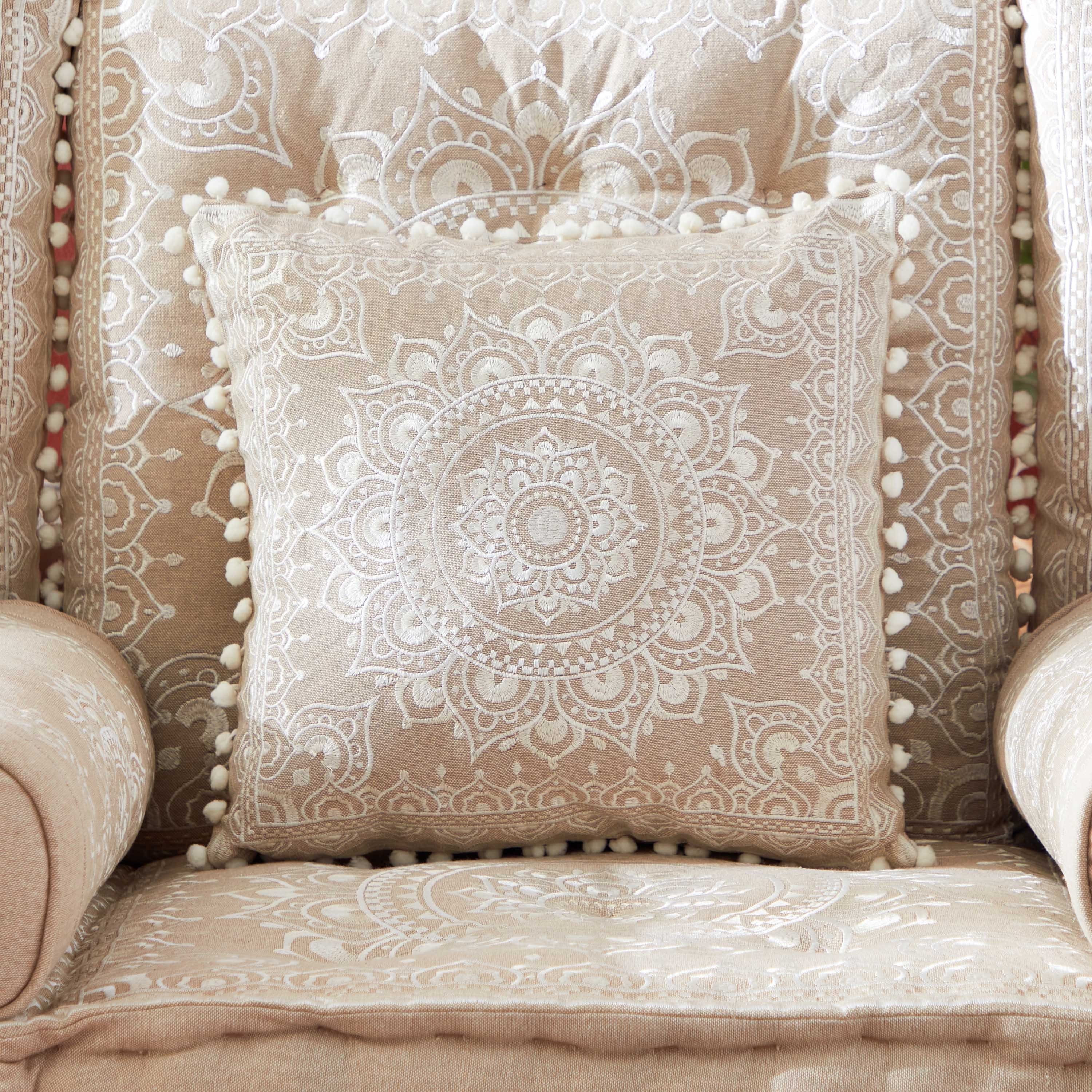 وسادة مطرّزة من مهرجان نزيه - 40x40 سم-hbxlivingroom-furnishings-cushionsandcovers-filledcushions-image-1