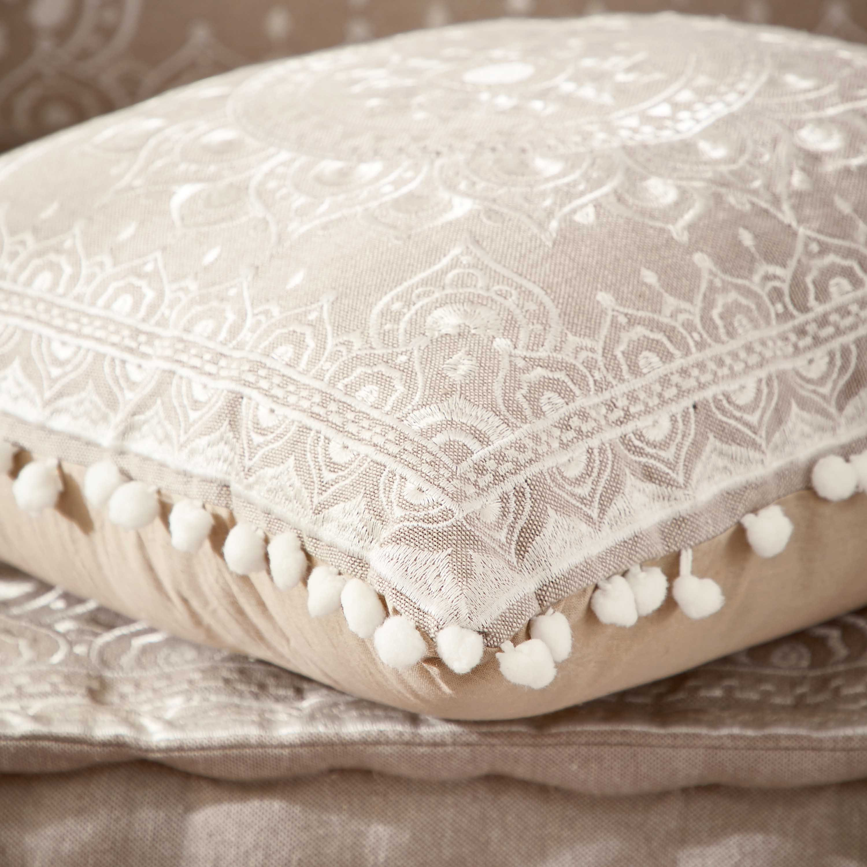 وسادة مطرّزة من مهرجان نزيه - 40x40 سم-hbxlivingroom-furnishings-cushionsandcovers-filledcushions-image-3