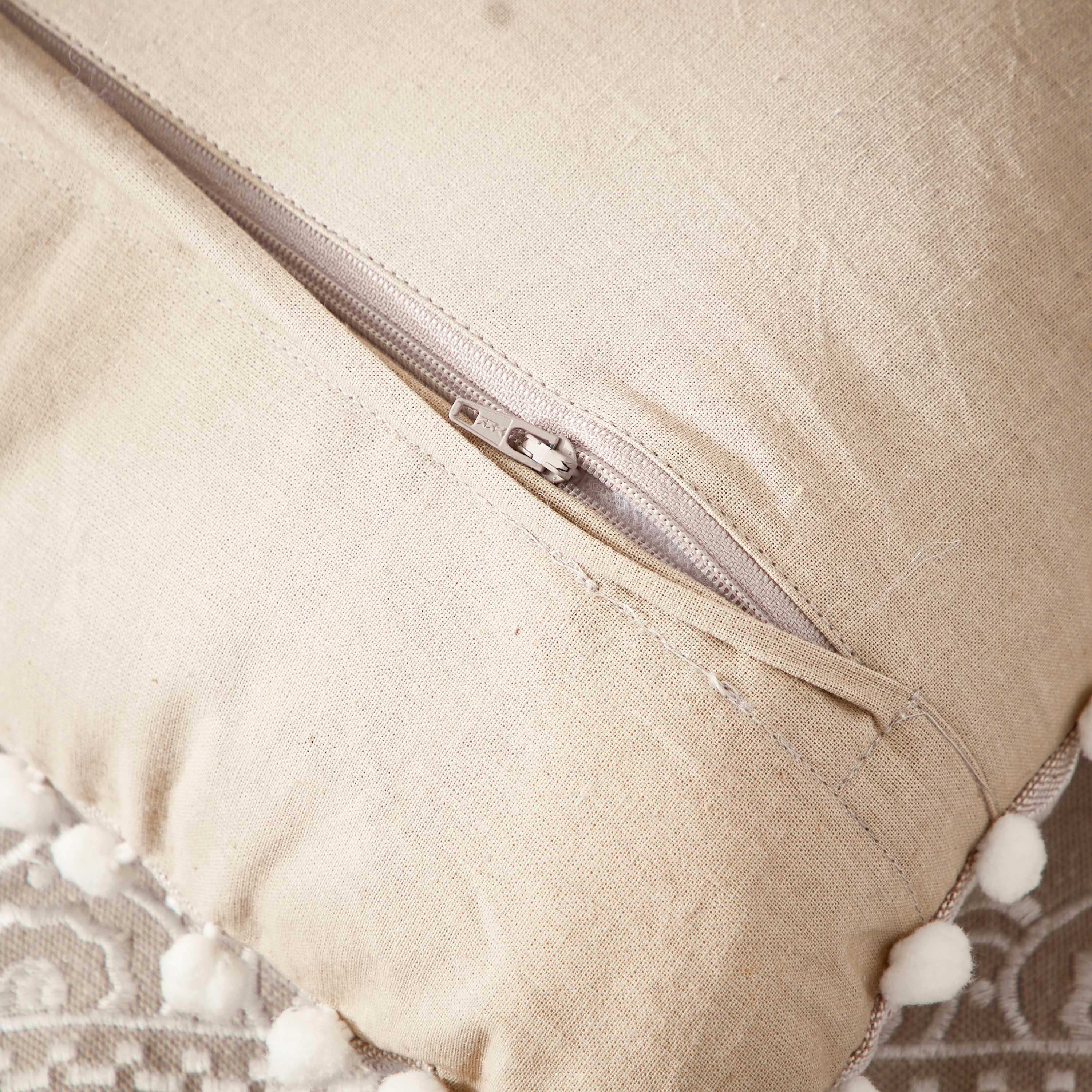 وسادة مطرّزة من مهرجان نزيه - 40x40 سم-hbxlivingroom-furnishings-cushionsandcovers-filledcushions-image-4