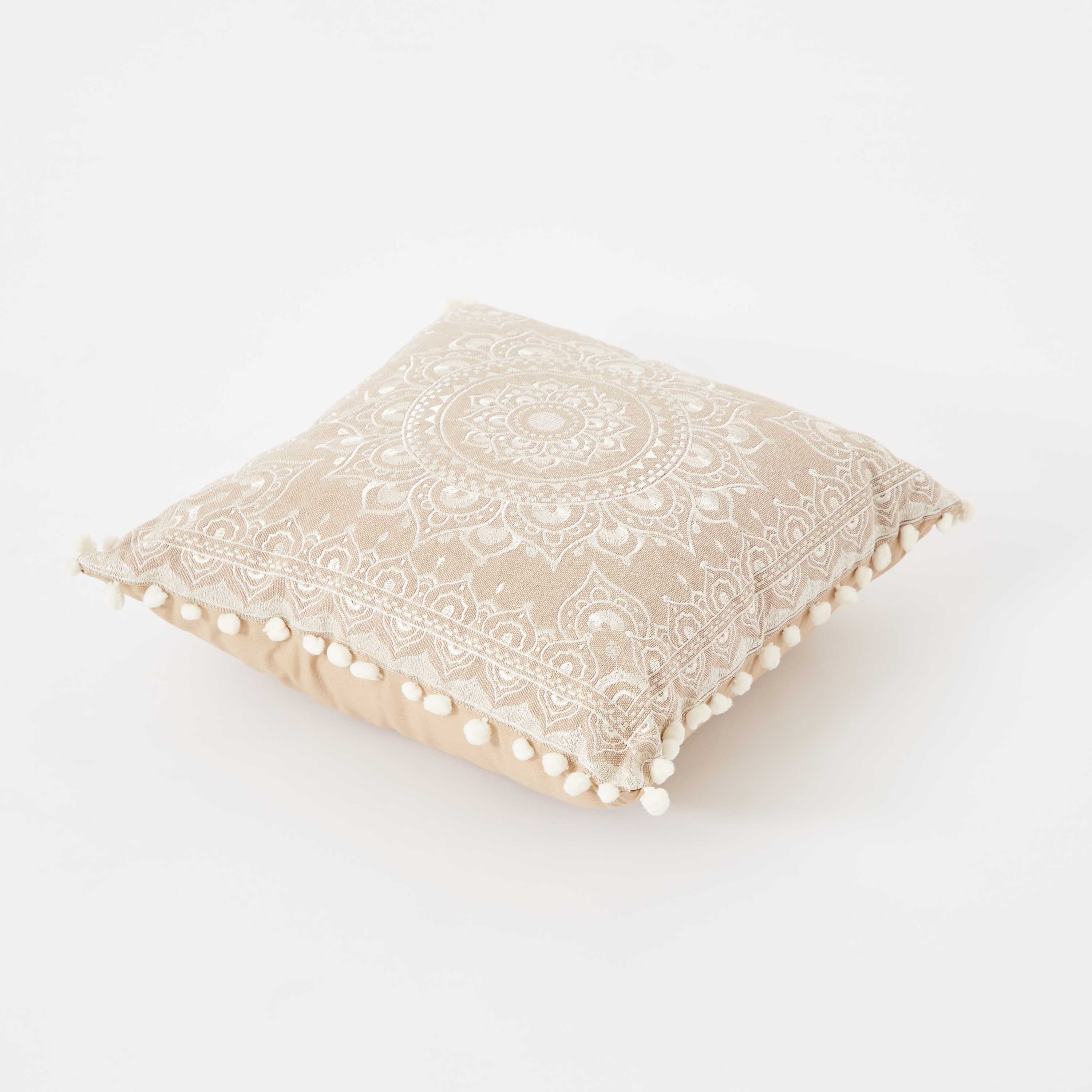 وسادة مطرّزة من مهرجان نزيه - 40x40 سم-hbxlivingroom-furnishings-cushionsandcovers-filledcushions-image-6