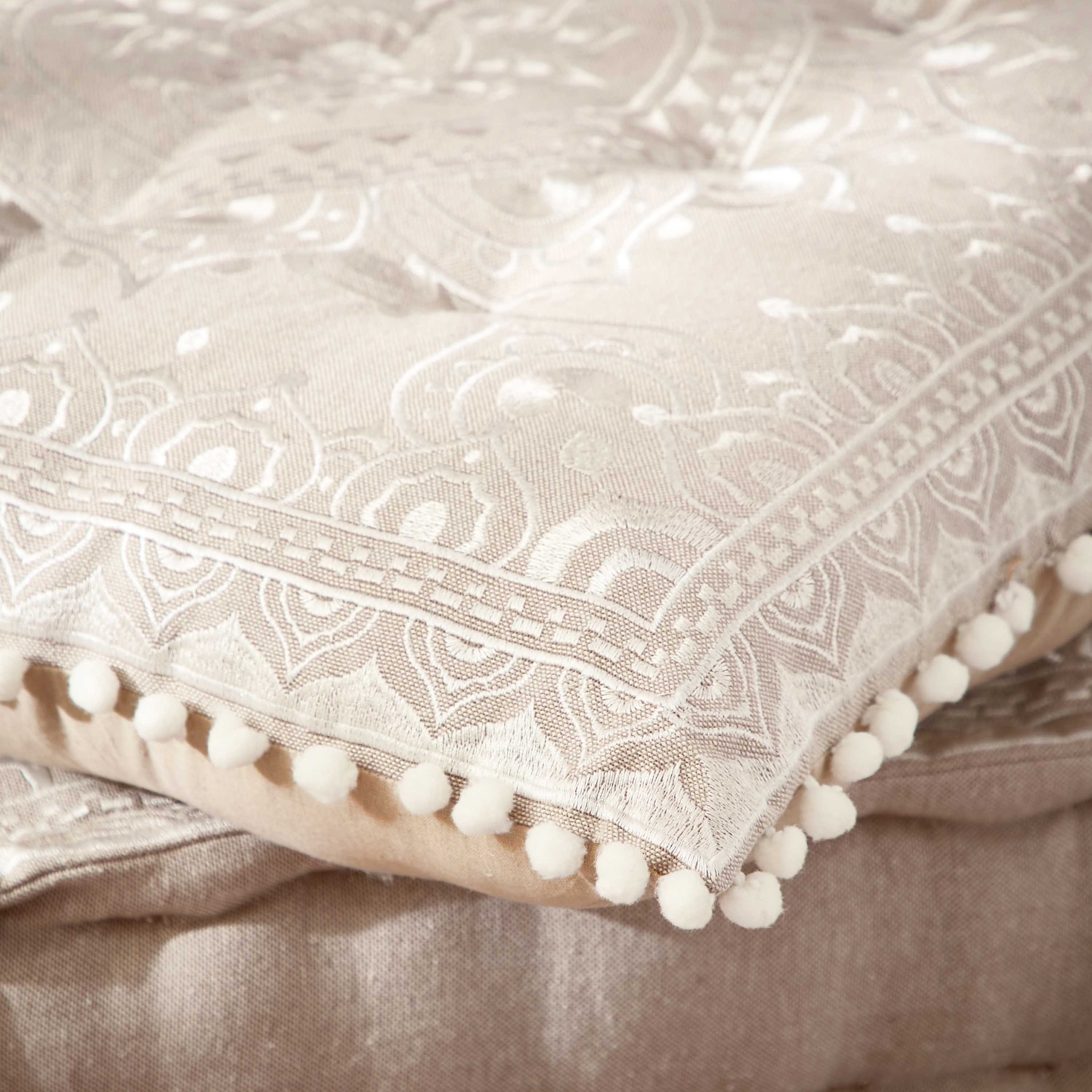 وسادة مطرّزة من مهرجان نزيه - 60x60 سم-hbxlivingroom-furnishings-cushionsandcovers-filledcushions-image-3