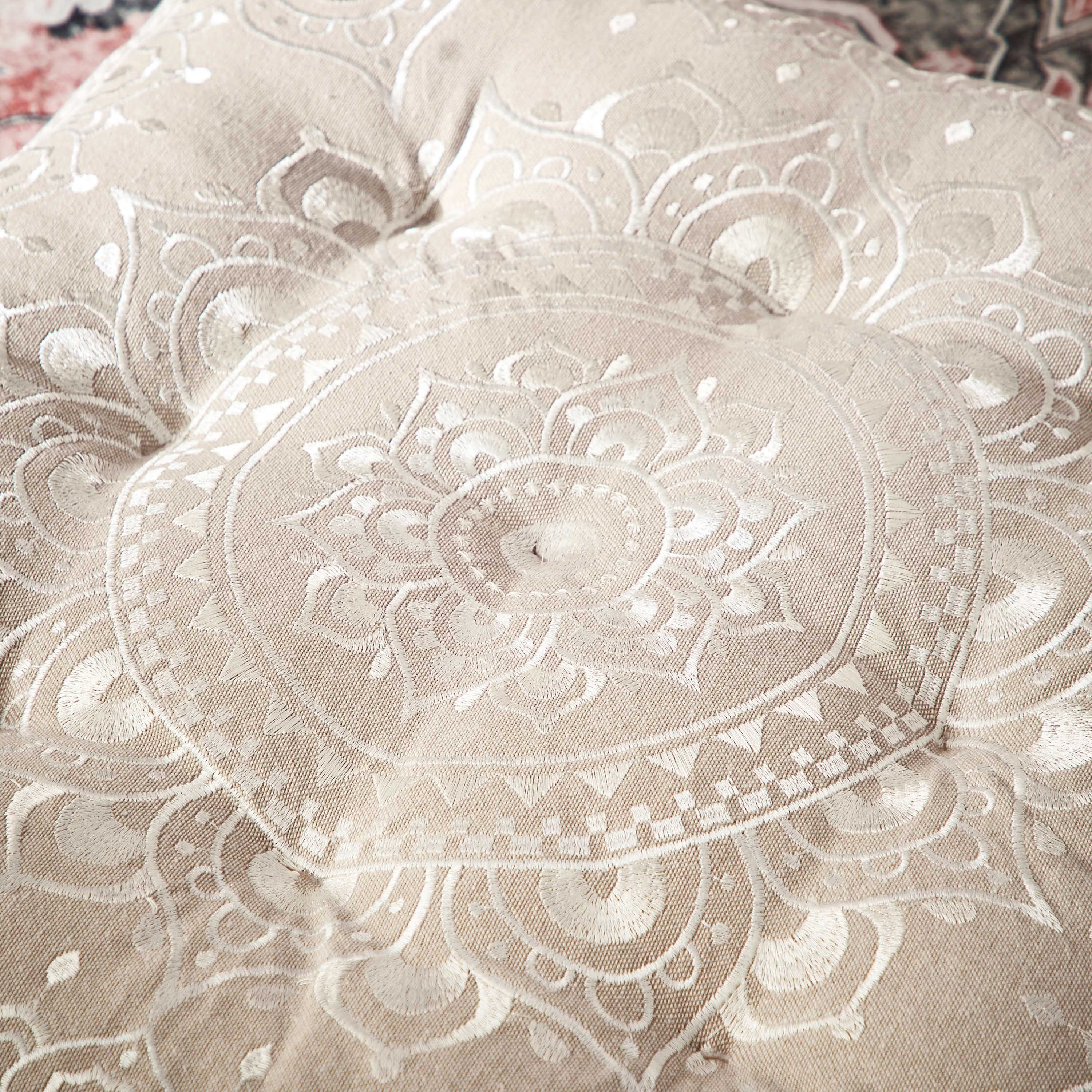 وسادة مطرّزة من مهرجان نزيه - 60x60 سم-hbxlivingroom-furnishings-cushionsandcovers-filledcushions-image-4