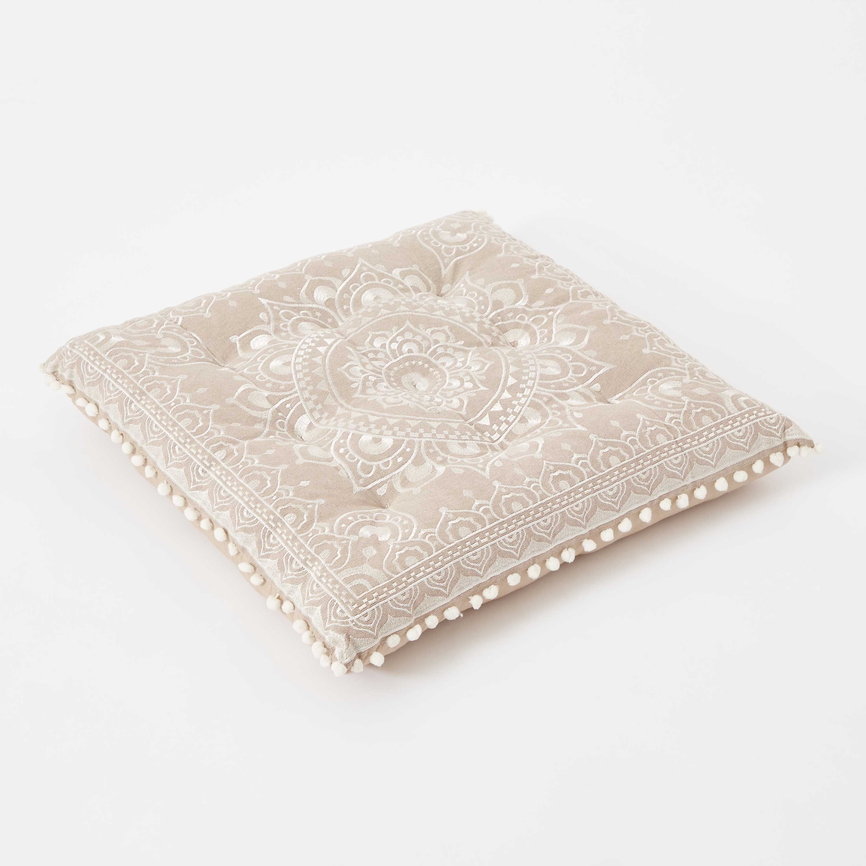 وسادة مطرّزة من مهرجان نزيه - 60x60 سم-hbxlivingroom-furnishings-cushionsandcovers-filledcushions-image-6