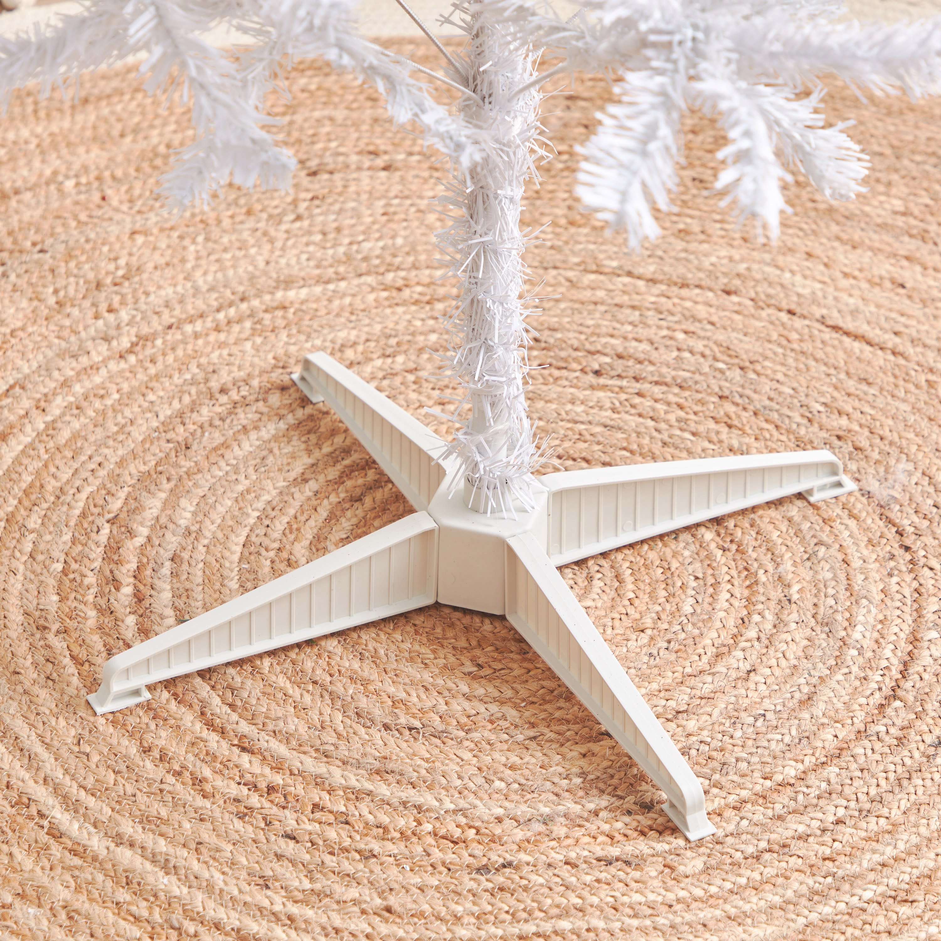 شجرة كريسماس فضي أبيض مع حامل من إيف - 6 أقدام-hbxhomeware-hbxdecorandfurnishings-image-3