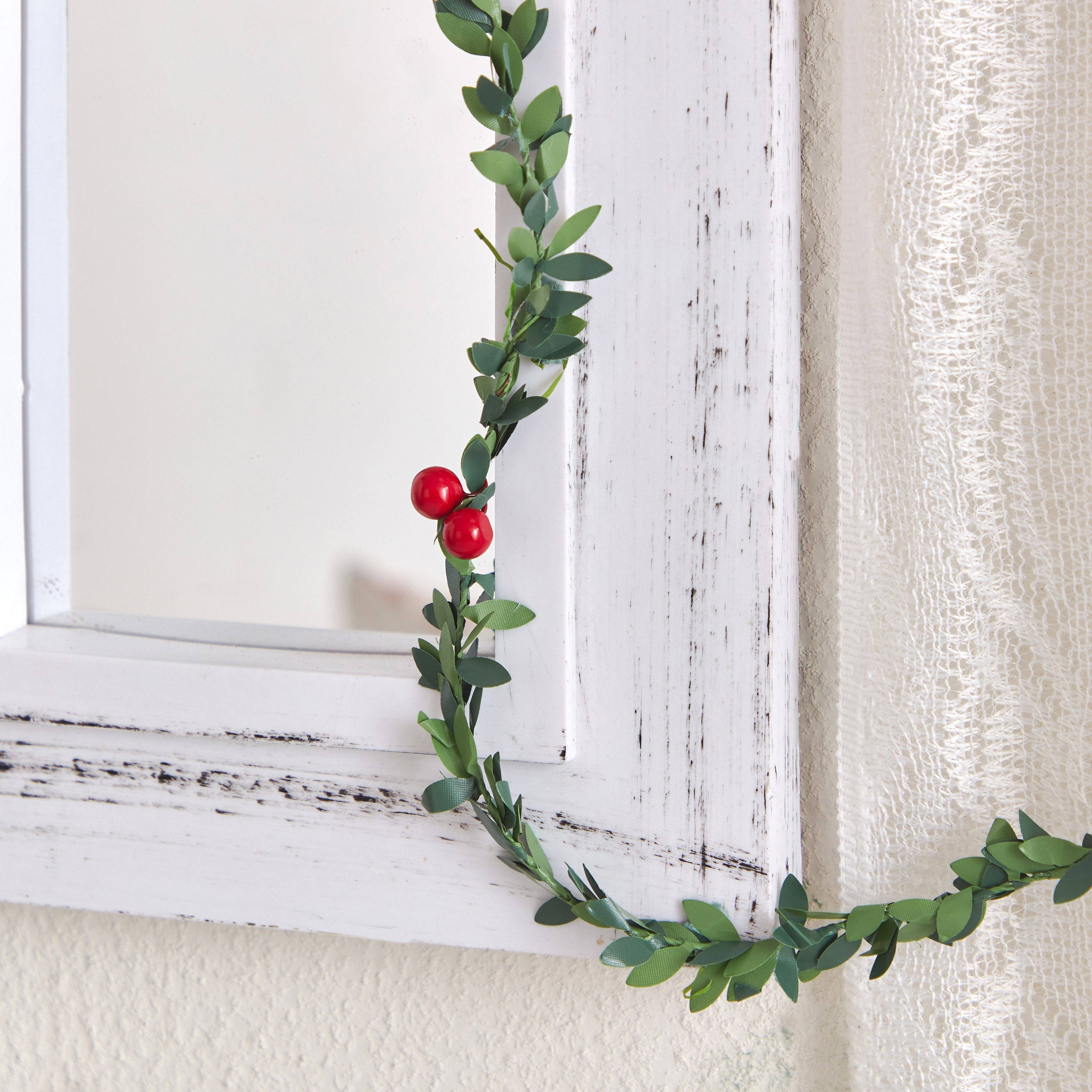 Eve Chamdol Holly with Red Berries Garland - 2.7 m-hbxhomeware-hbxdecorandfurnishings-image-2