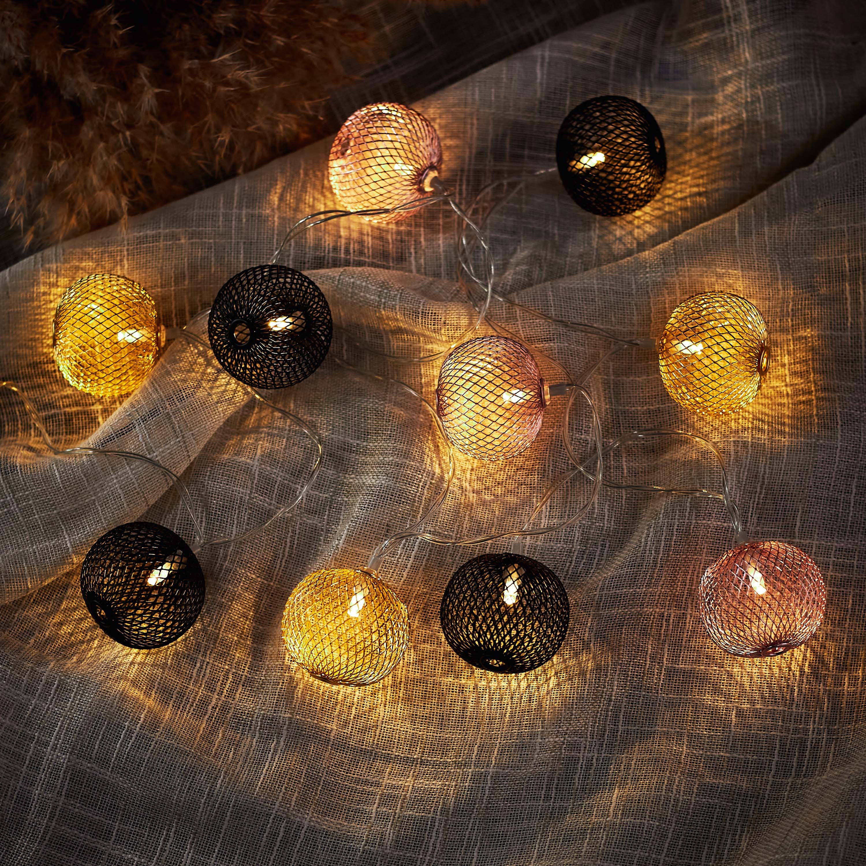 حبل إضاءة بـ10 لمبات إل إي دي بتصميم كرة معدنية من أورلا - 165 سم-hbxdiningroom-lighting-decorativesandstringlights-image-1