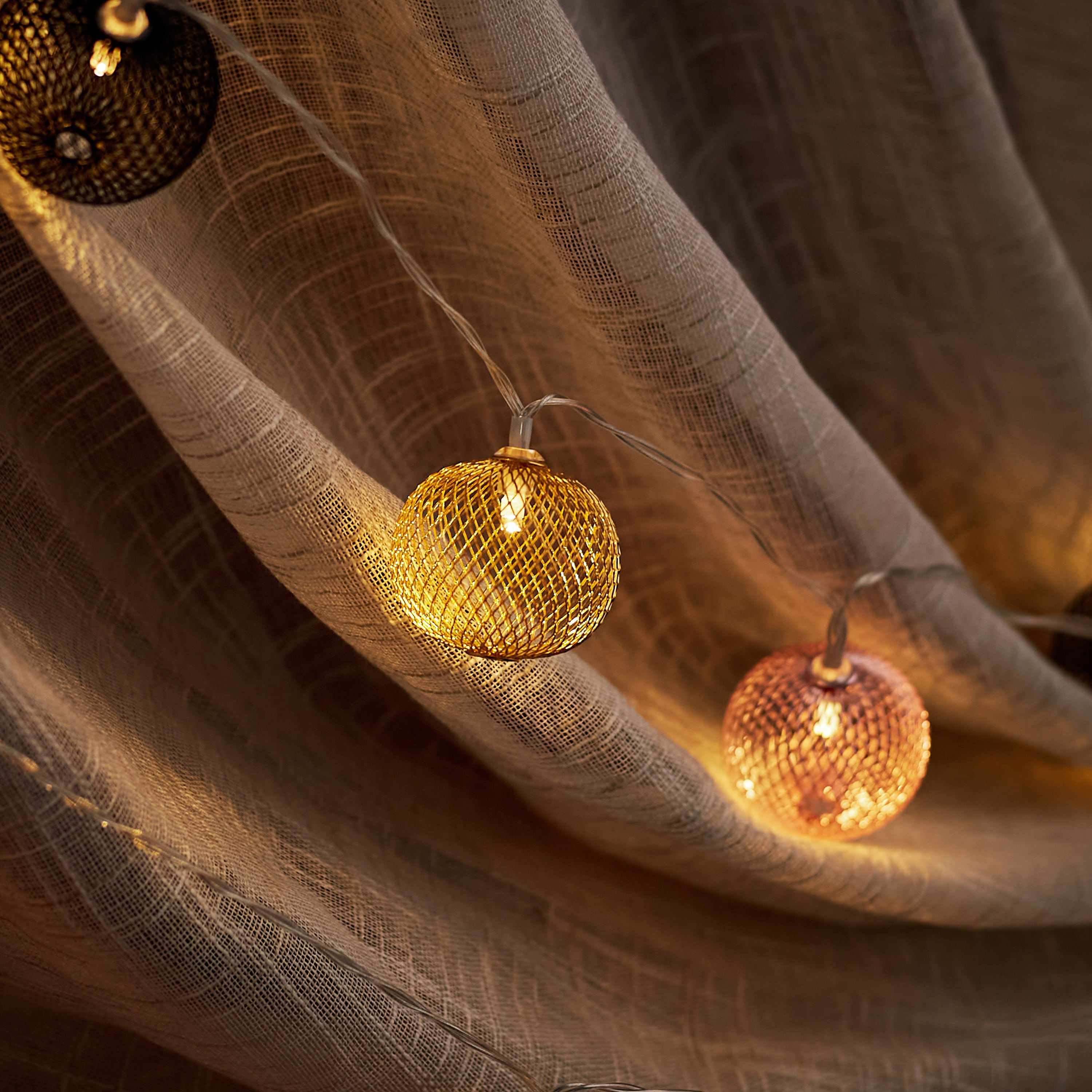 حبل إضاءة بـ10 لمبات إل إي دي بتصميم كرة معدنية من أورلا - 165 سم-hbxdiningroom-lighting-decorativesandstringlights-image-3