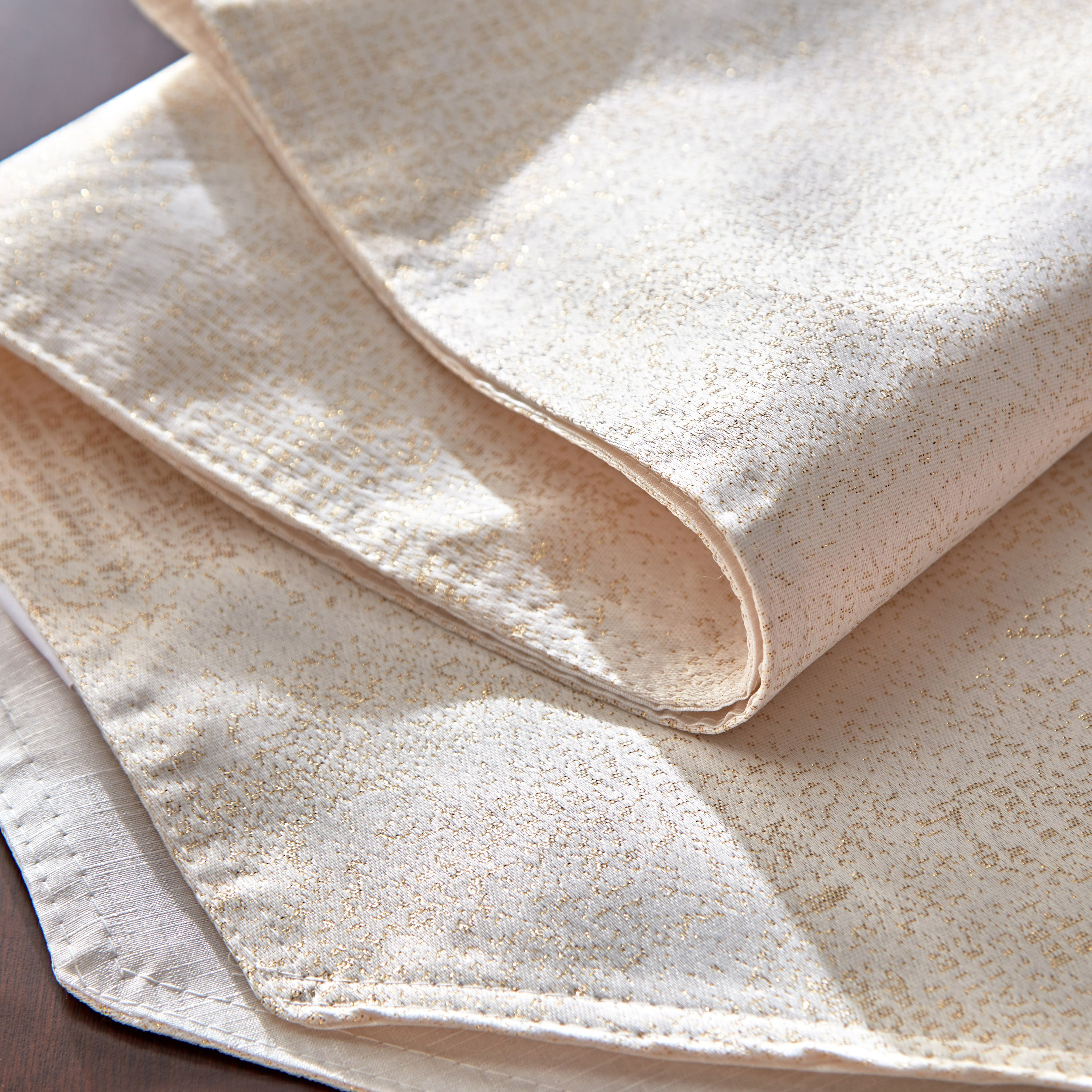 مفرش طاولة جاكارد من هاربر نابري - 33x180 سم-hbxdecorandfurnishings-homefurnishings-tablelinens-image-3