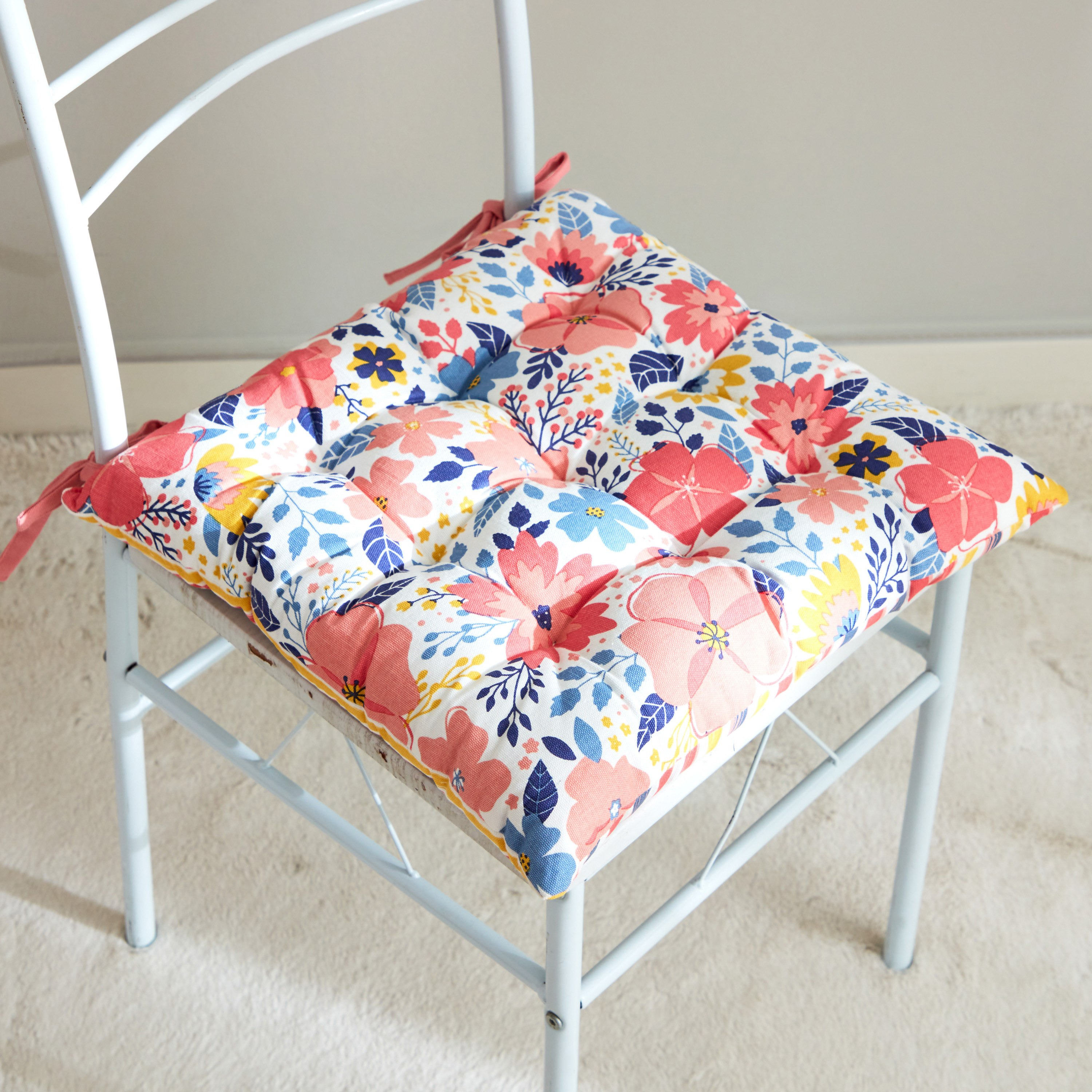لبادة كرسي بطبعات من فلورا مايدو - 40x40 سم-hbxhomeware-hbxlivingroom-image-1
