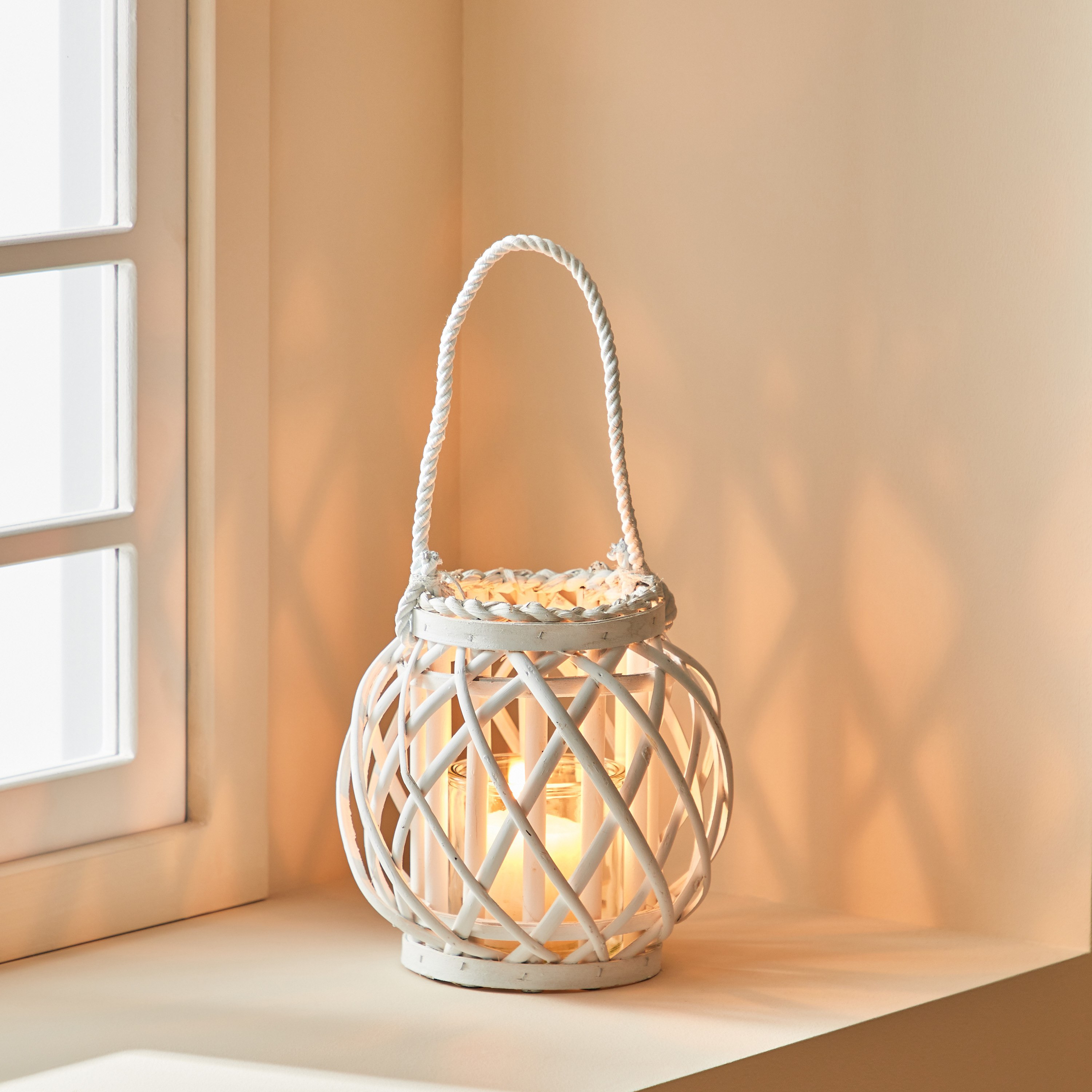 فانوس من الصفصاف مع حامل شموع فوتيف زجاج من فيرا-ويلا - 14x14x21 سم-hbxdecorandfurnishings-homeaccessories-lanterns-image-1