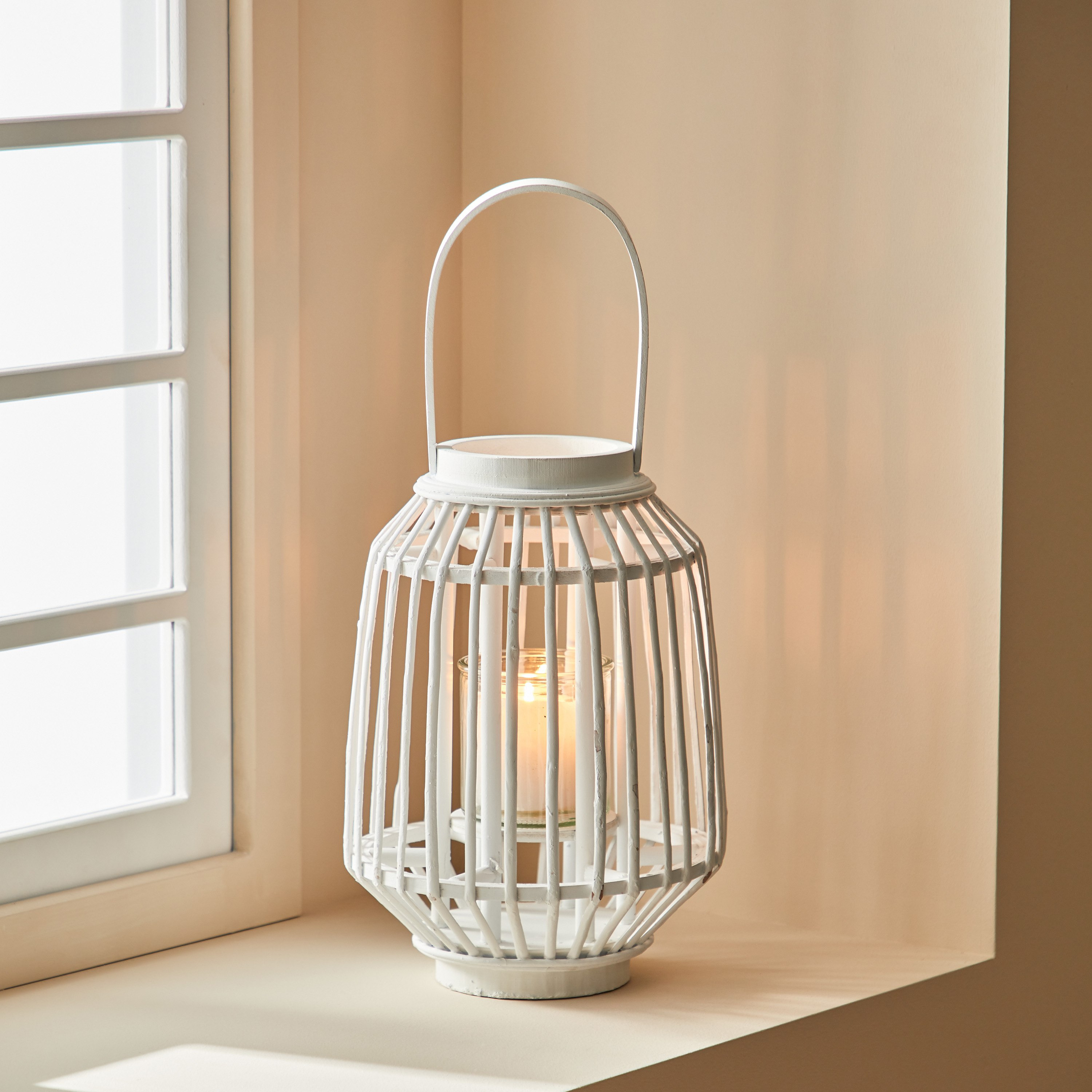 فانوس من الصفصاف مع حامل شموع فوتيف زجاج من فيرا-ويلا - 12.5x12.5x35 سم-hbxdecorandfurnishings-homeaccessories-lanterns-image-1