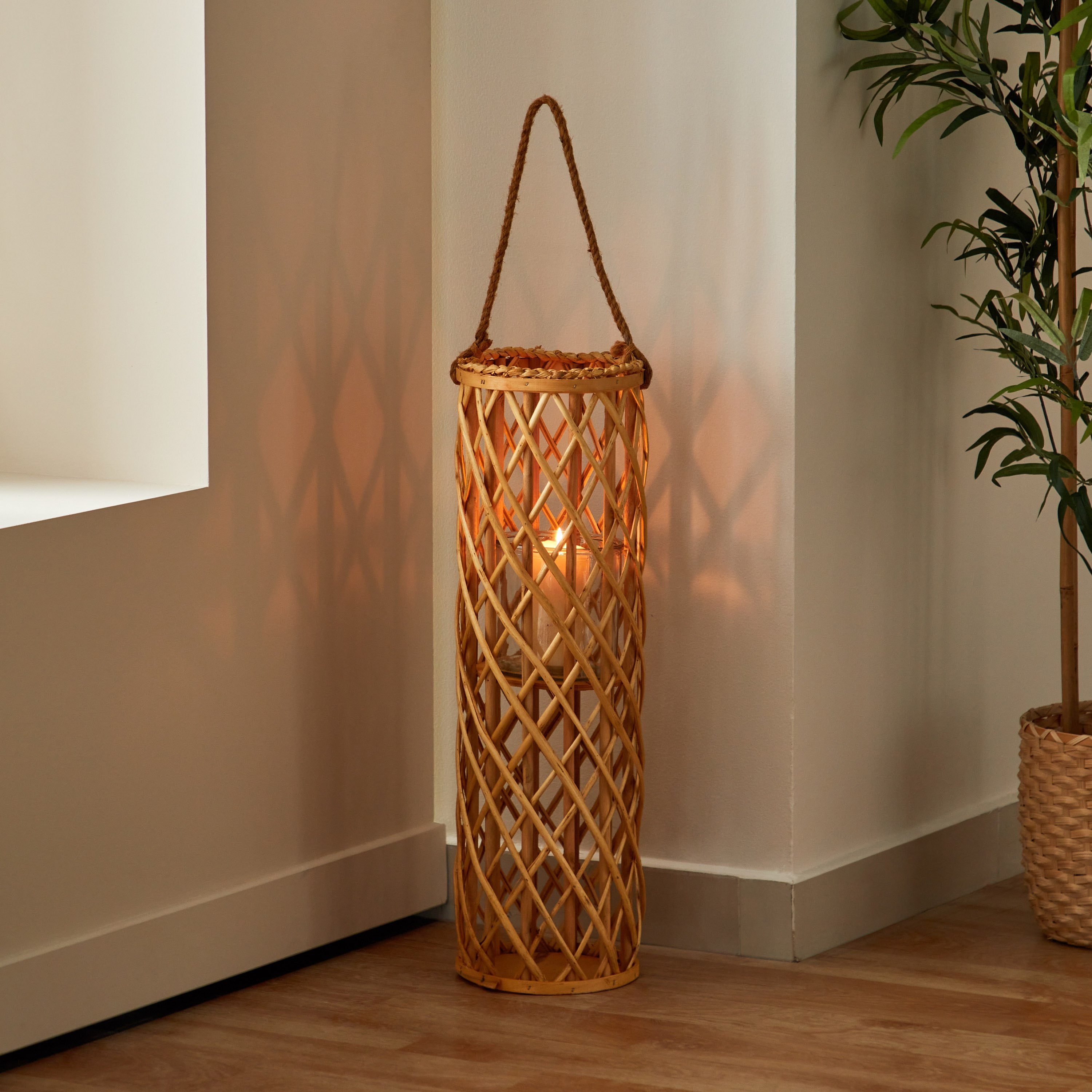 فانوس من الصفصاف مع حامل شموع فوتيف زجاج من فيرا-ويلا - 20x20x70 سم-hbxdecorandfurnishings-homeaccessories-lanterns-image-1