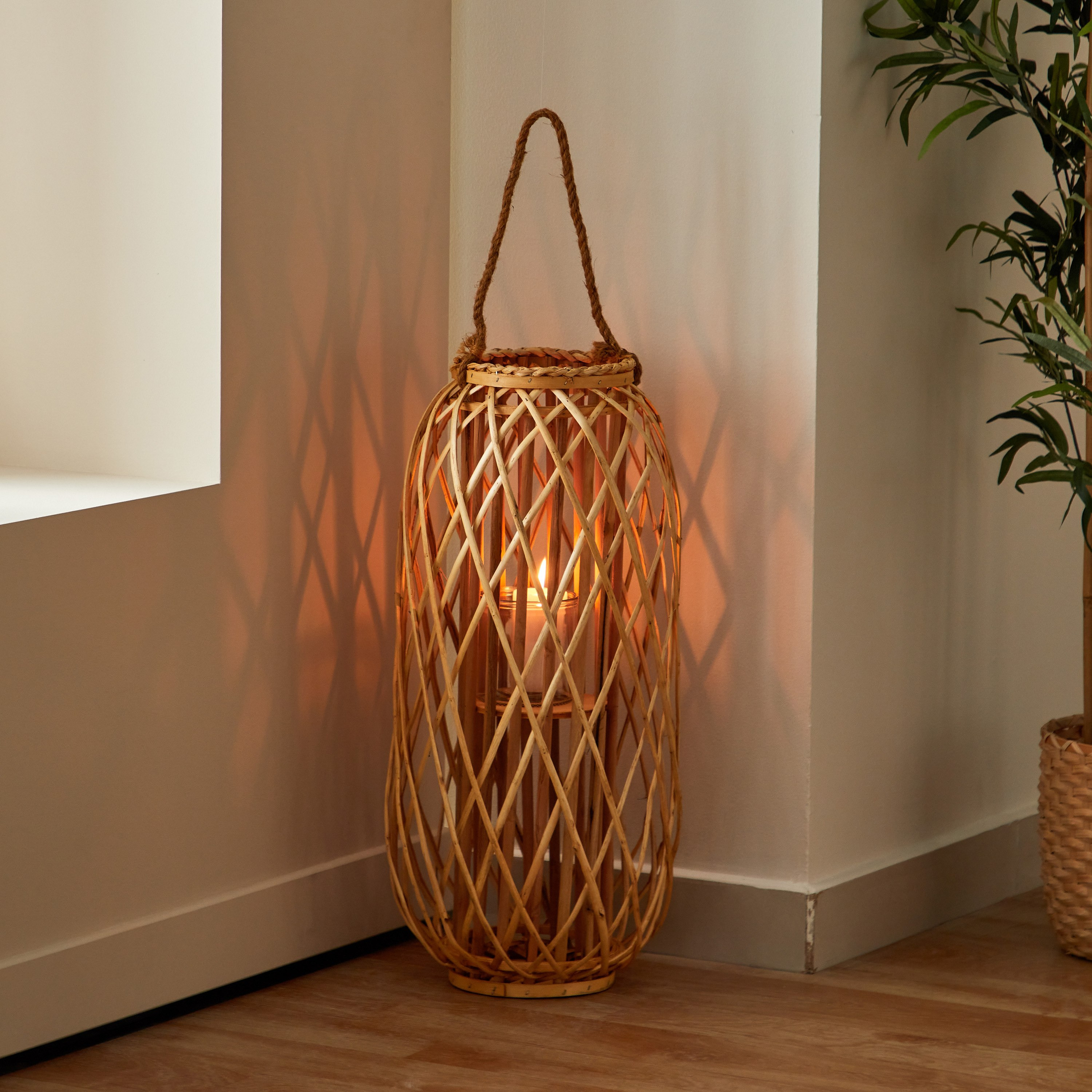 فانوس من الصفصاف مع حامل شموع فوتيف زجاج من فيرا-ويلا - 32x32x70 سم-hbxdecorandfurnishings-homeaccessories-lanterns-image-1