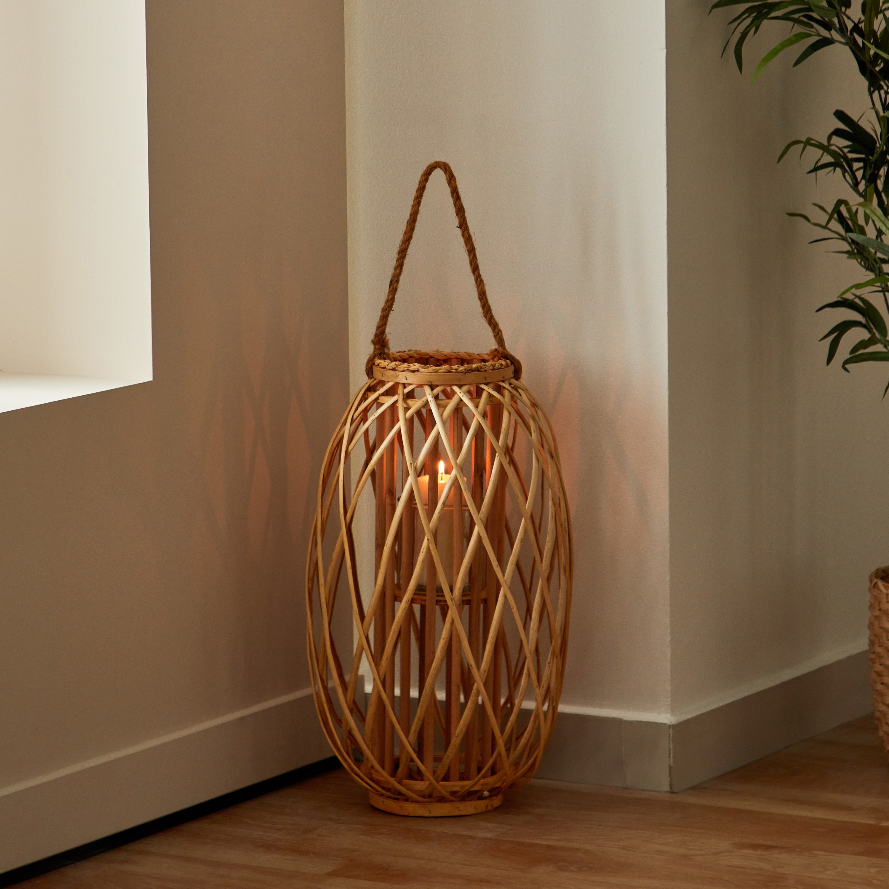 فانوس من الصفصاف مع حامل شموع فوتيف زجاج من فيرا-ويلا - 17x17x58 سم-hbxdecorandfurnishings-homeaccessories-lanterns-image-1