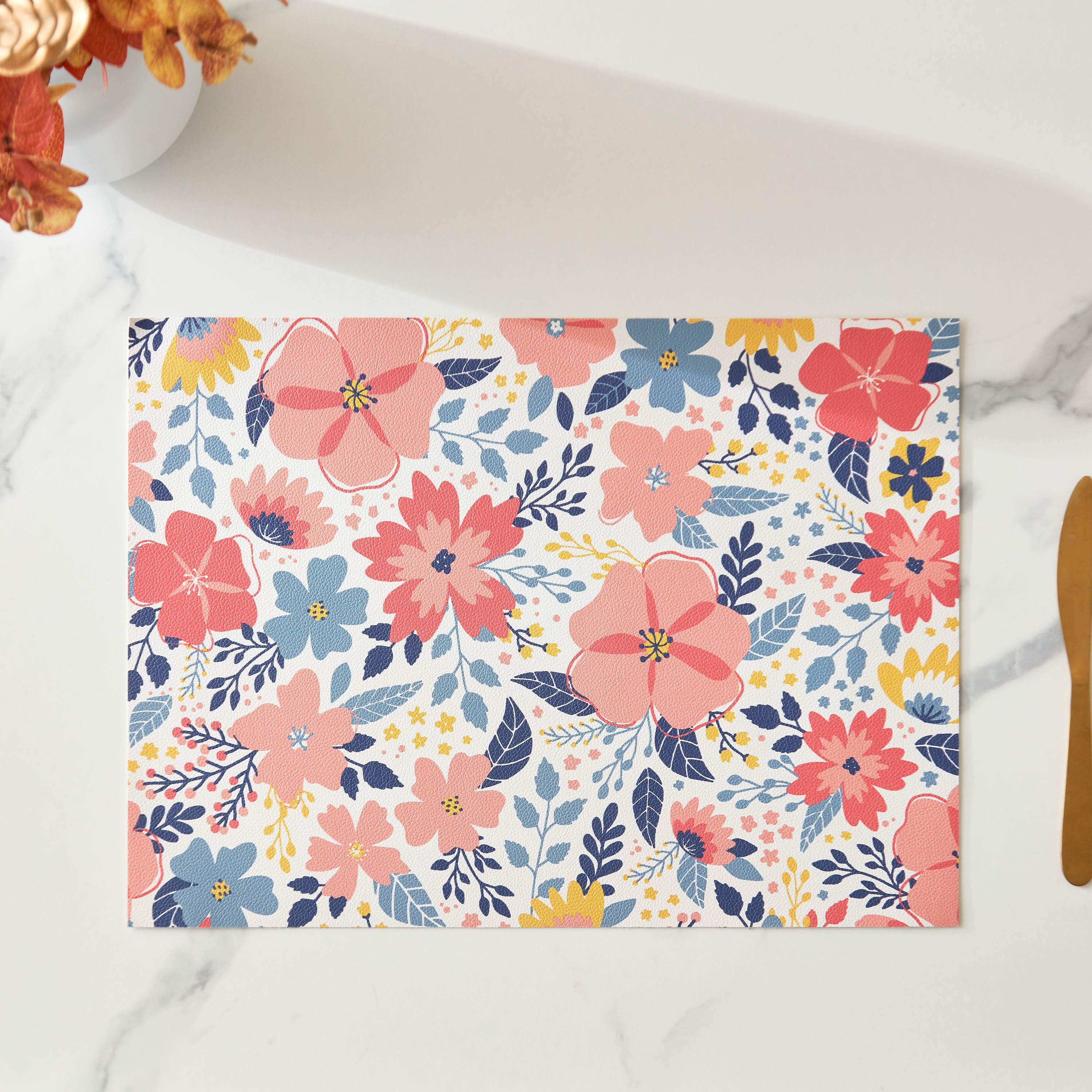 لبادة صحون بي في سي من فلورا ميدو - 30x45 سم-hbxdecorandfurnishings-homefurnishings-tablelinens-image-1