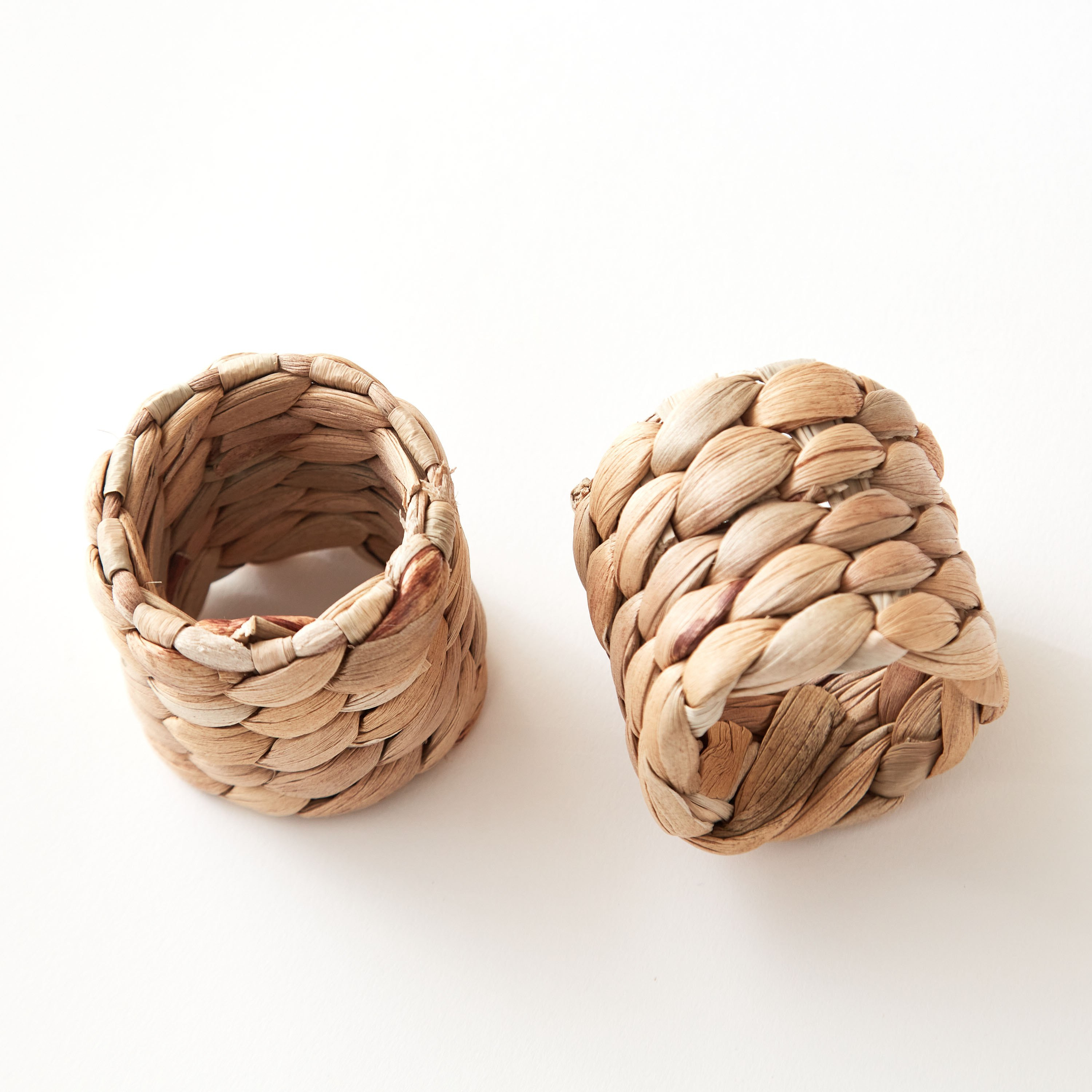 Water Hyacinth Ridge 2-Piece Napkin Ring Set - 5x5 cm-hbxdecorandfurnishings-homefurnishings-tablelinens-image-5