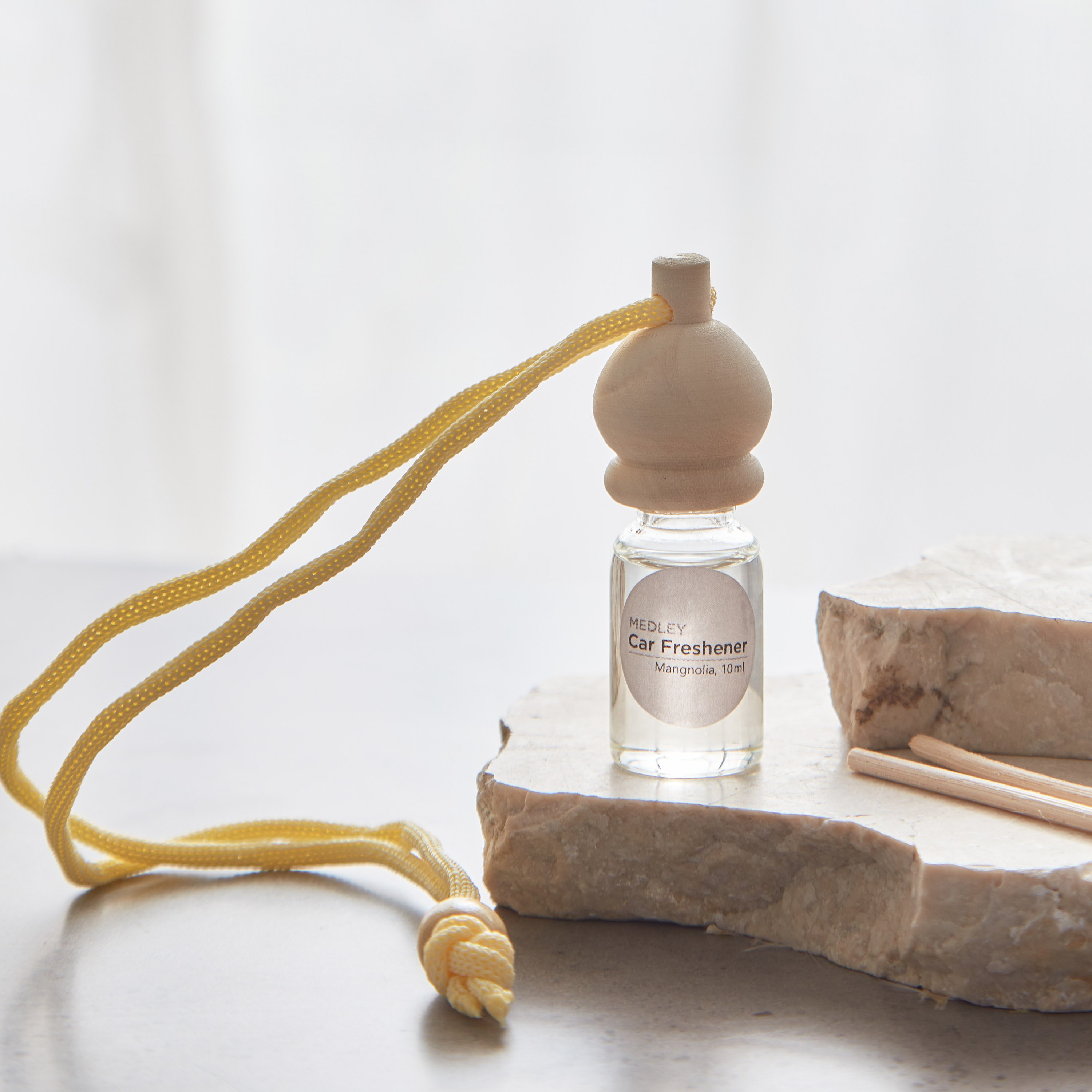 معطر سيارات برائحة الماغنوليا الوردية من ميدلي - 10 مل-hbxdecorandfurnishings-homefragrance-roomfreshnersandaromamist-image-1