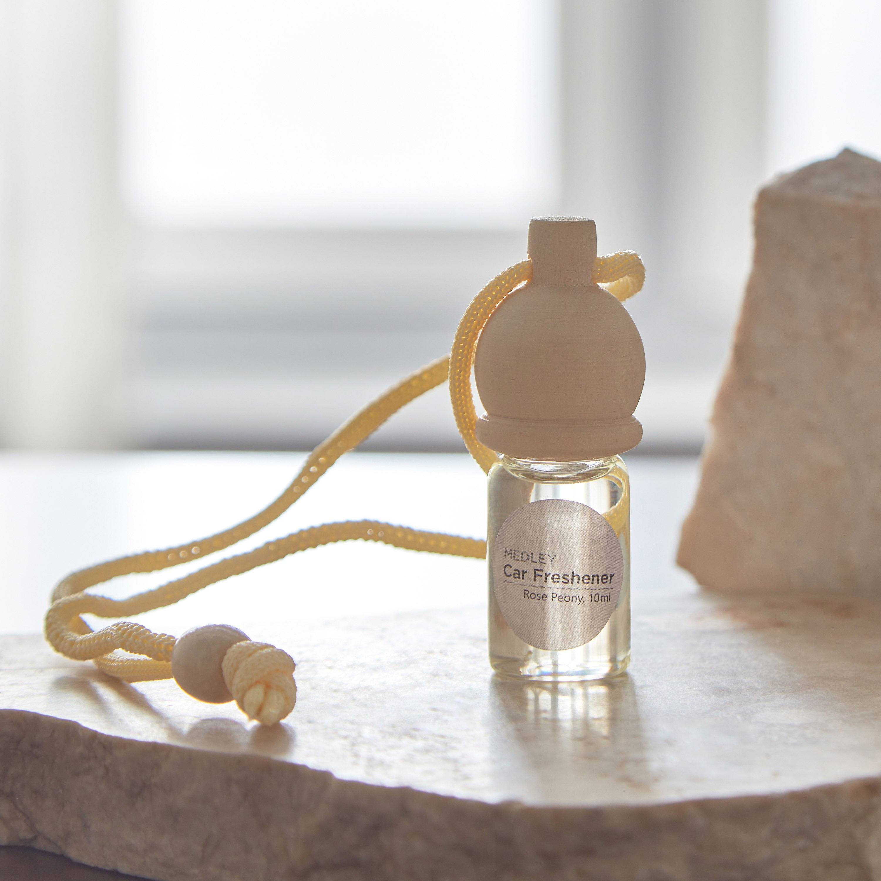 معطر سيارات برائحة الفاوانيا الوردية من ميدلي - 10 مل-hbxdecorandfurnishings-homefragrance-roomfreshnersandaromamist-image-1