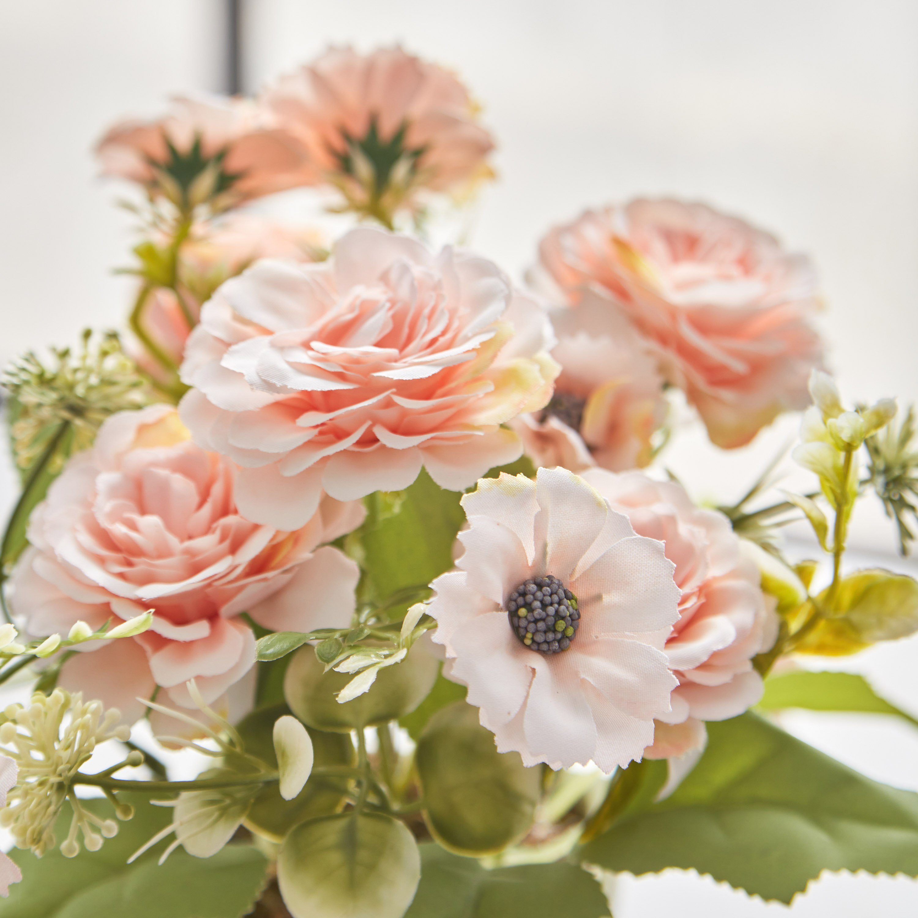 أزهار الأقحوان والورد مع أوراق شجر داخل إناء زرع سيراميك من أليسا - 18 سم-hbxdecorandfurnishings-homeaccessories-artificialflowersandplants-image-2