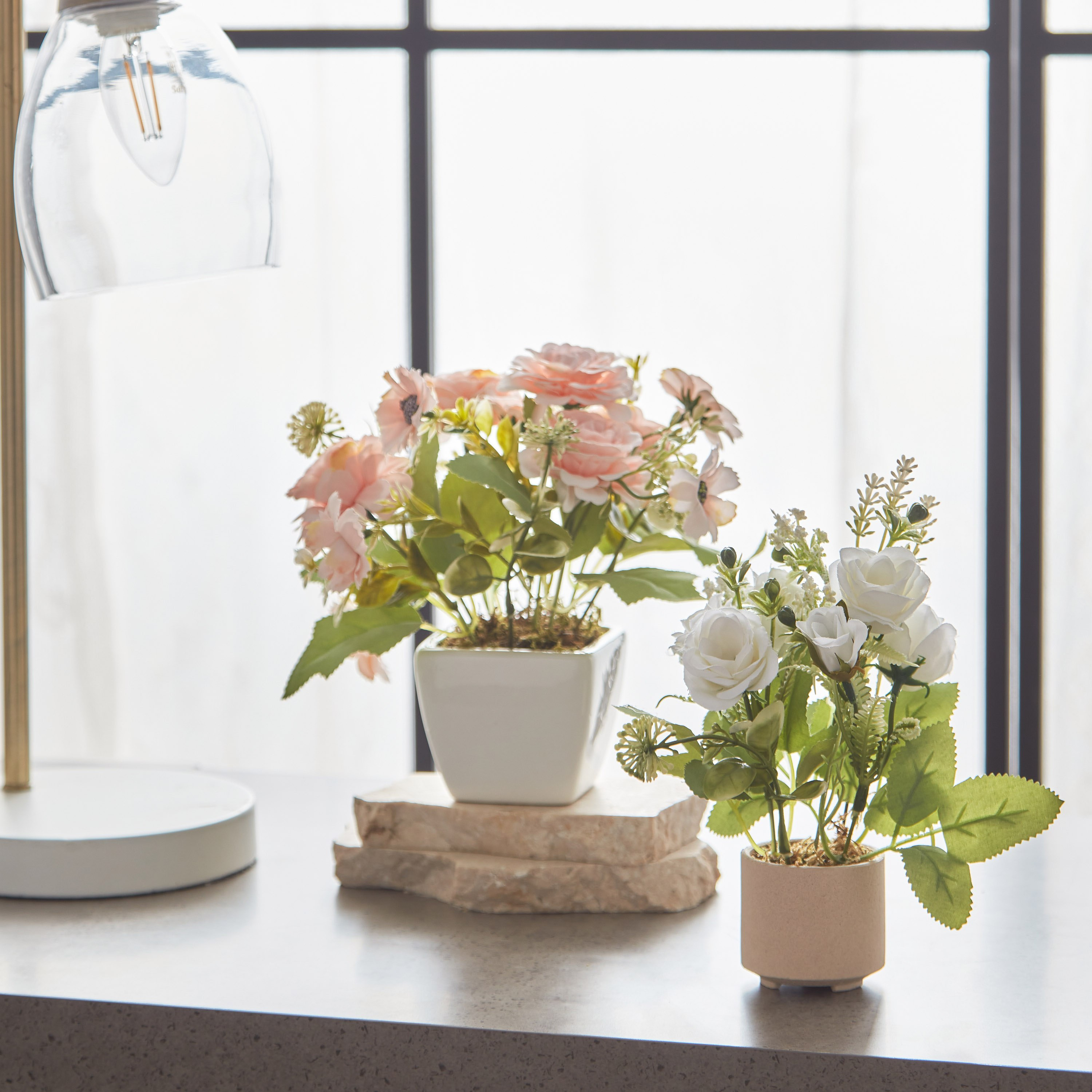 أزهار وبراعم مع أوراق شجر داخل إناء زرع تراكوتا من أليسا - 17 سم-hbxdecorandfurnishings-homeaccessories-artificialflowersandplants-image-4