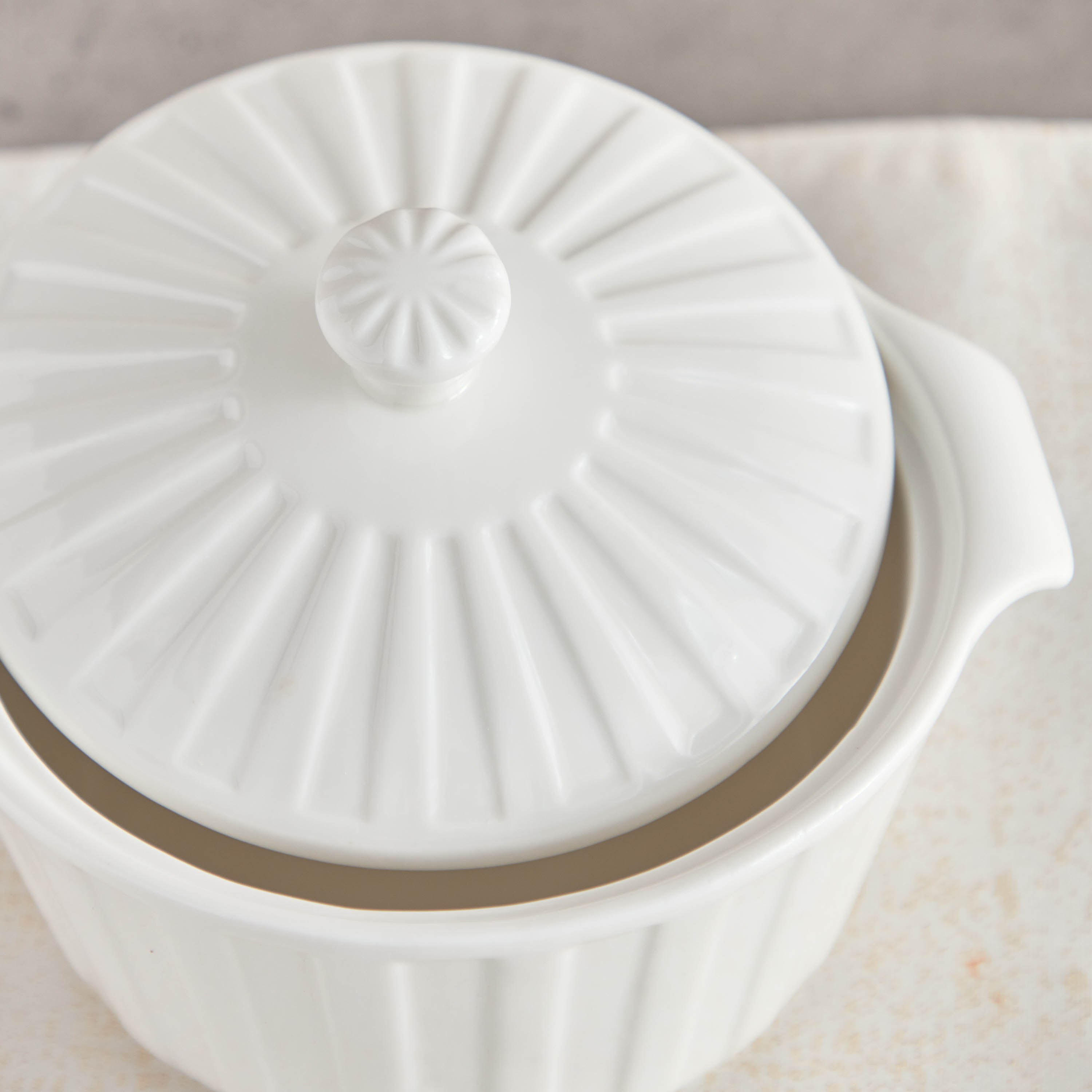 Supreme Round Food Warmer - 19 cm-hbxdecorandfurnishings-tabletop-serveware-image-5
