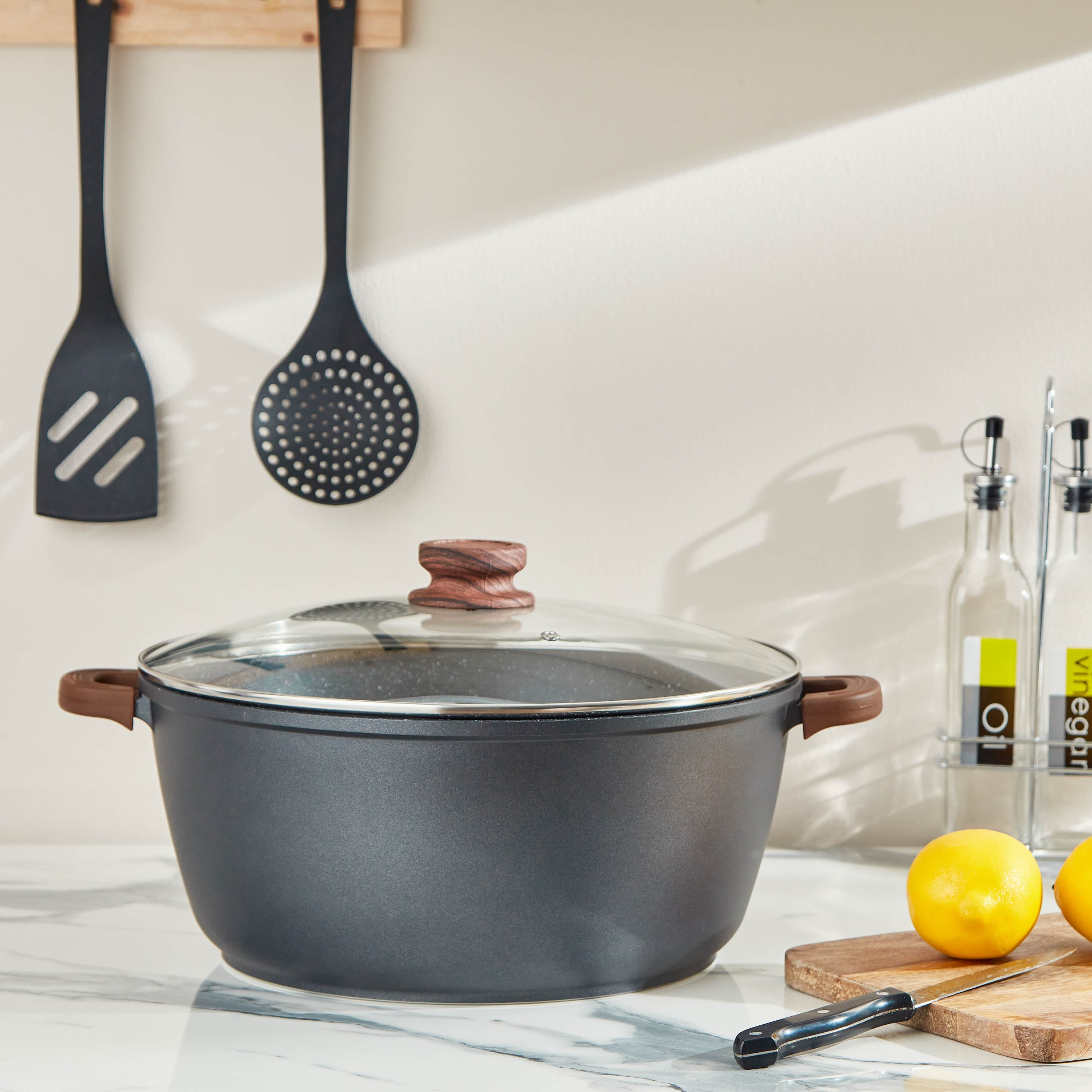 كسرولة بقاعدة حديد زهر من لا كوزينا - 9 لتر-hbxhomeware-hbxkitchen-image-1