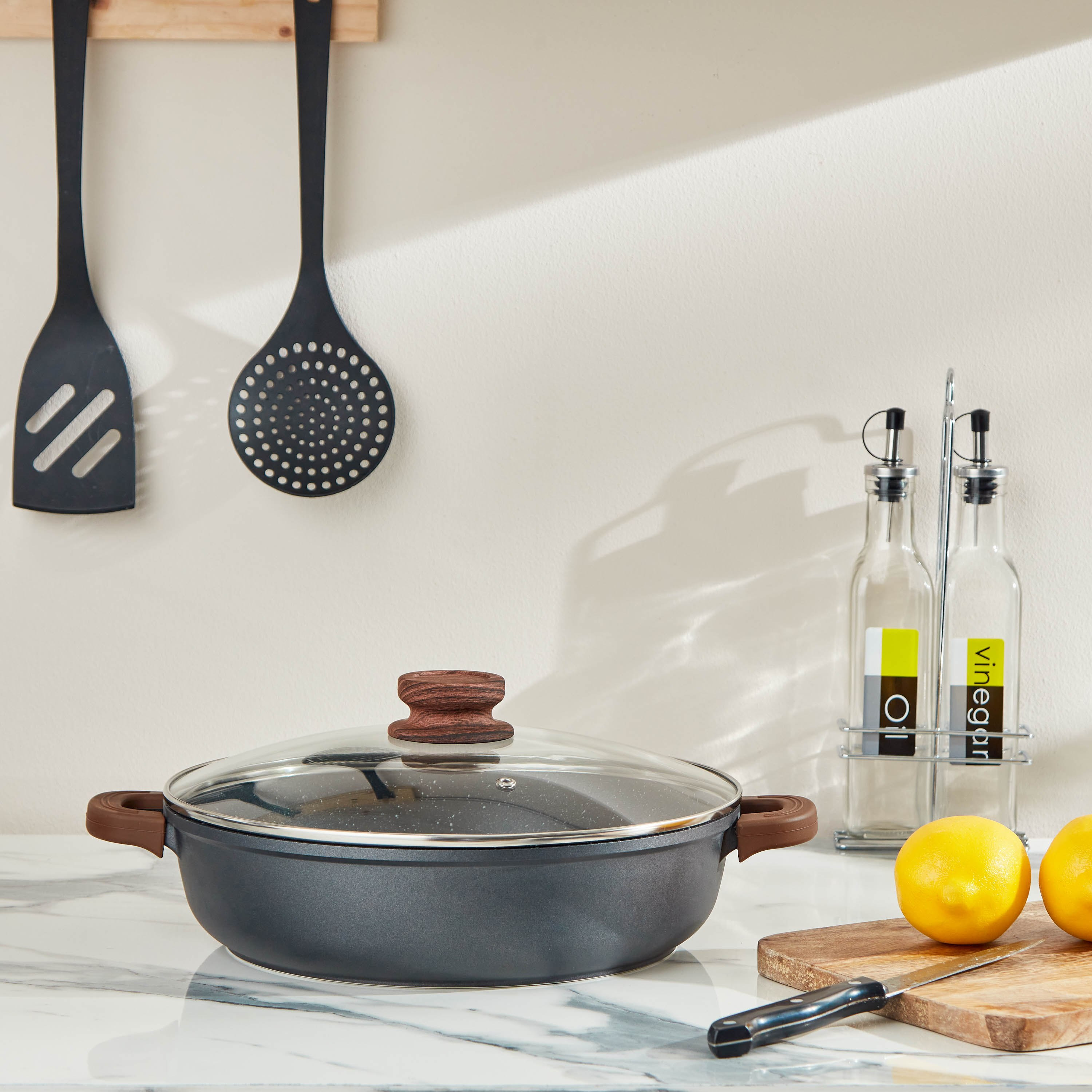 وعاء مسطح بقاعدة حديد زهر من لا كوزينا - 3.5 لتر-hbxhomeware-hbxkitchen-image-1