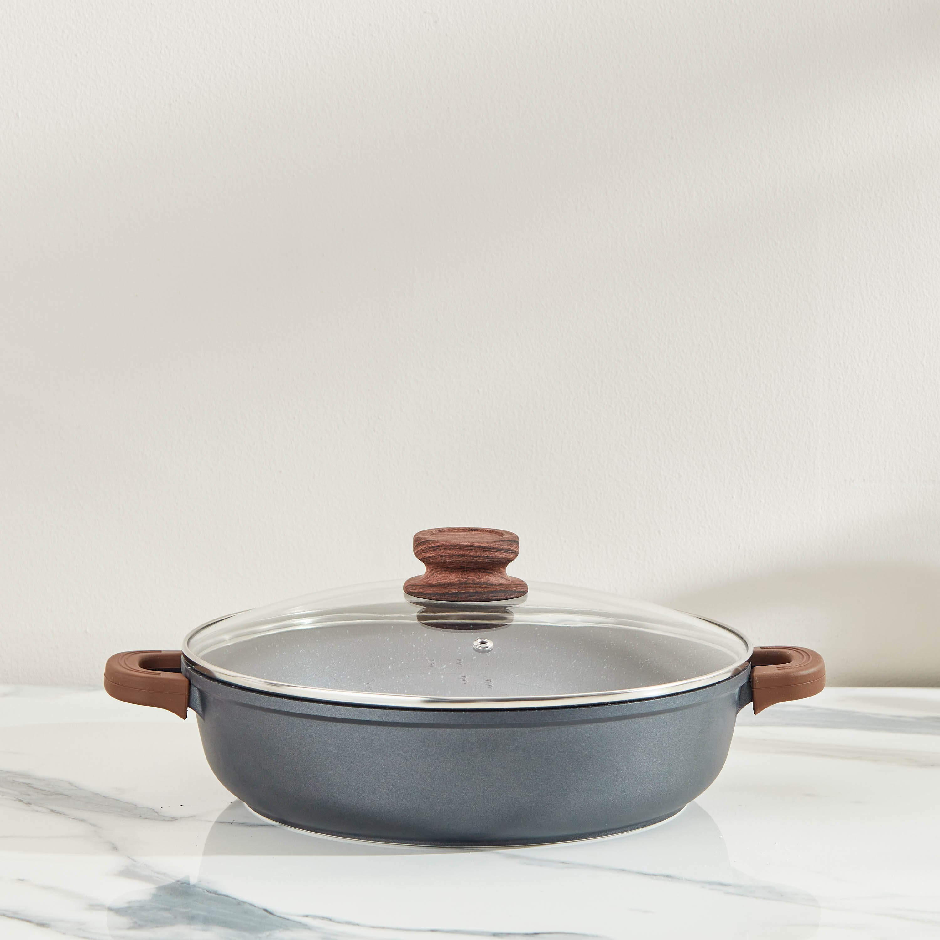 وعاء مسطح بقاعدة حديد زهر من لا كوزينا - 3.5 لتر-hbxhomeware-hbxkitchen-image-2
