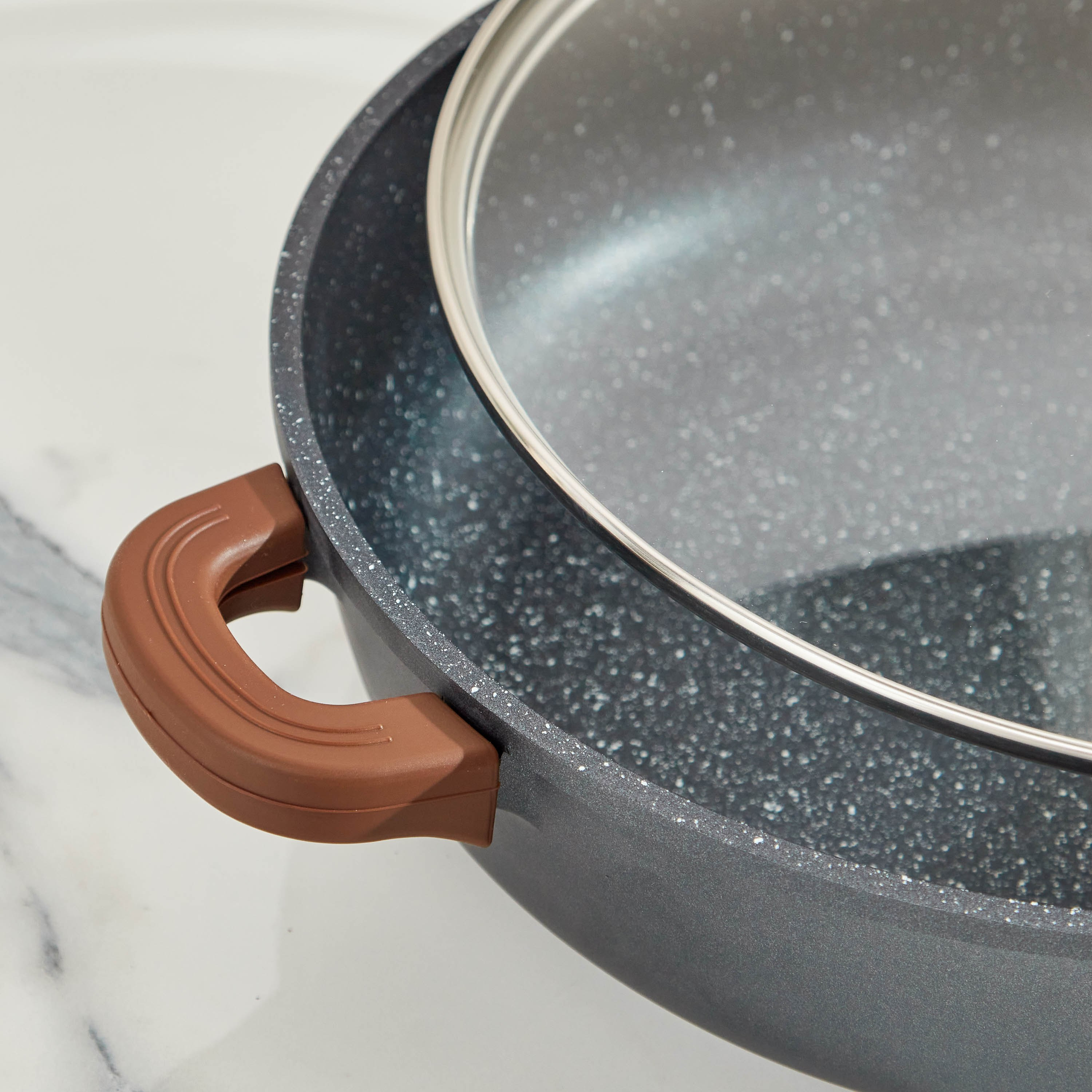 وعاء مسطح بقاعدة حديد زهر من لا كوزينا - 3.5 لتر-hbxhomeware-hbxkitchen-image-5