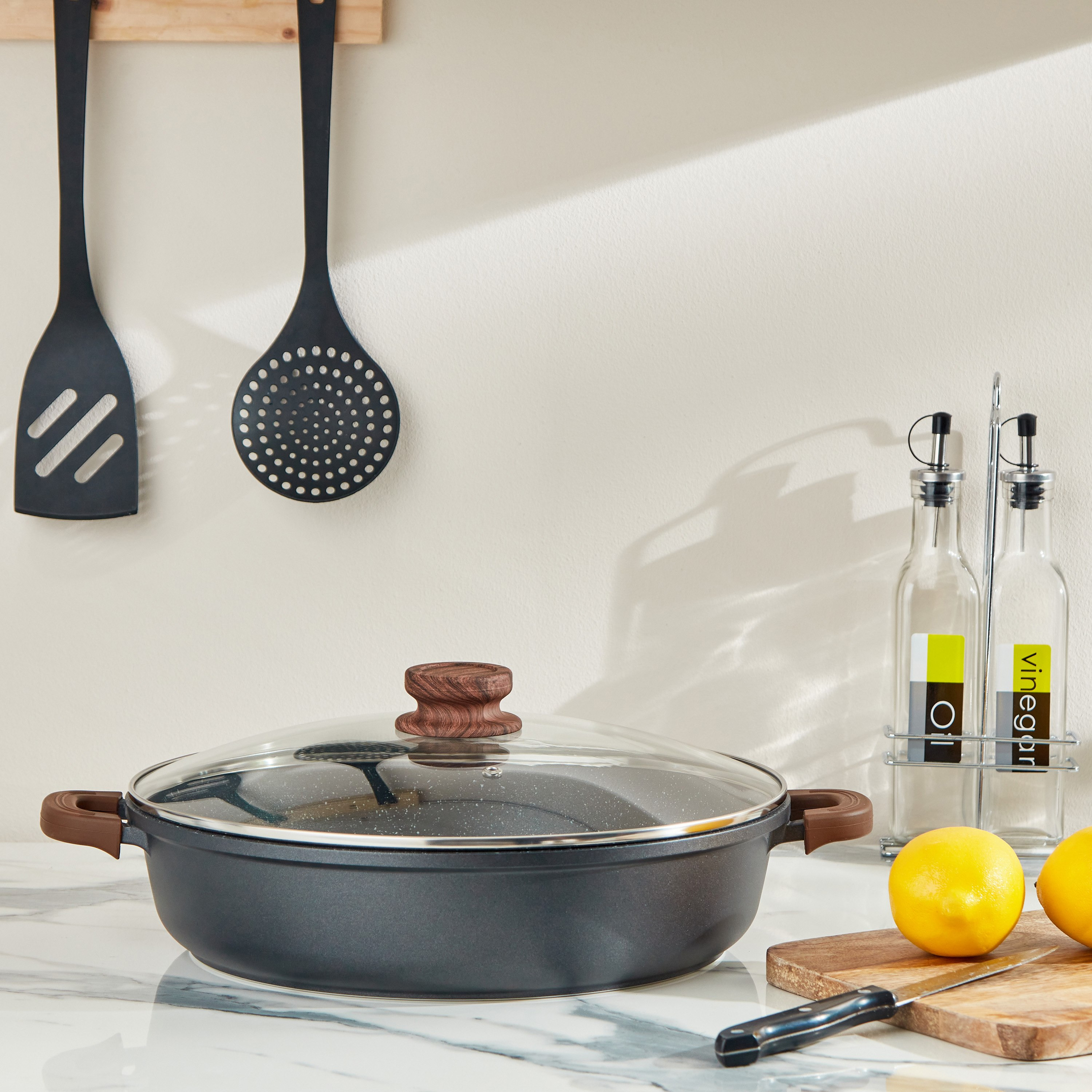 وعاء مسطح بقاعدة حديد زهر من لا كوزينا - 4.8 لتر-hbxhomeware-hbxkitchen-image-1