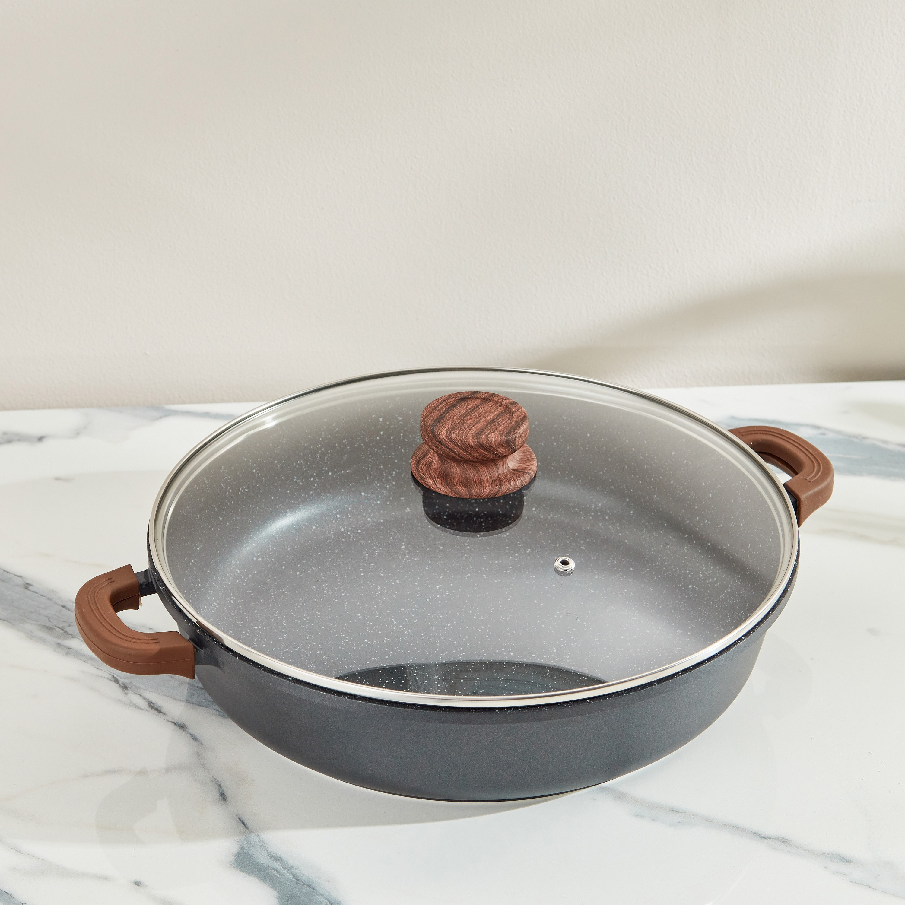 وعاء مسطح بقاعدة حديد زهر من لا كوزينا - 4.8 لتر-hbxhomeware-hbxkitchen-image-3