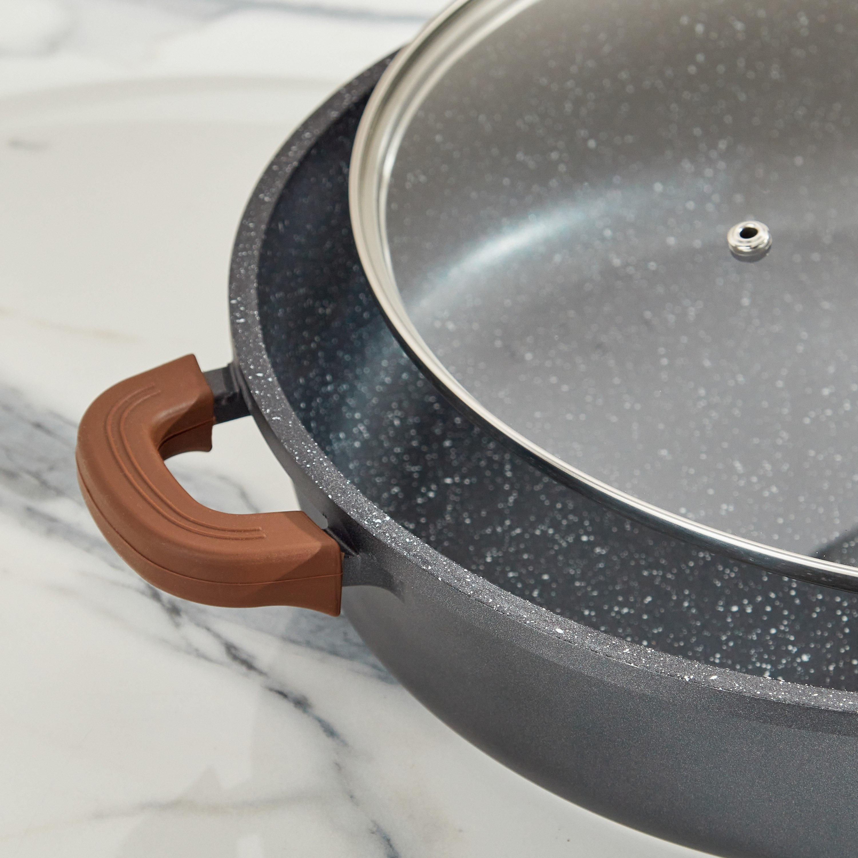 وعاء مسطح بقاعدة حديد زهر من لا كوزينا - 4.8 لتر-hbxhomeware-hbxkitchen-image-5