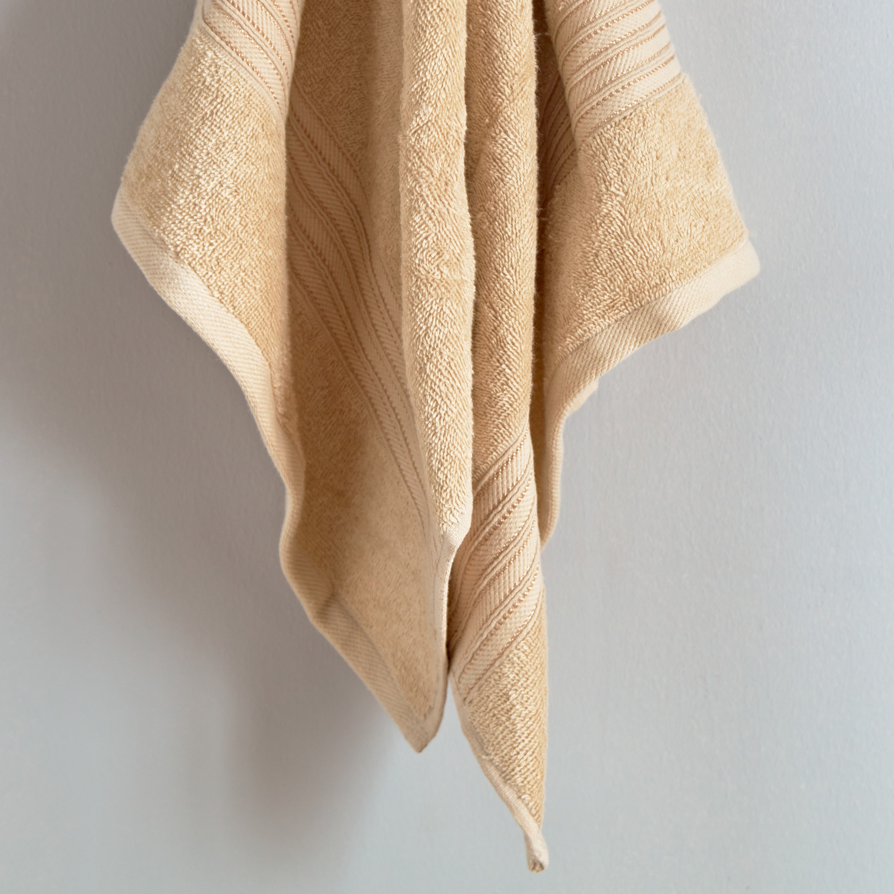 منشفة يد ممشطة من إسنشيال - 50x90 سم-hbxbathroom-bathroomtextiles-image-4