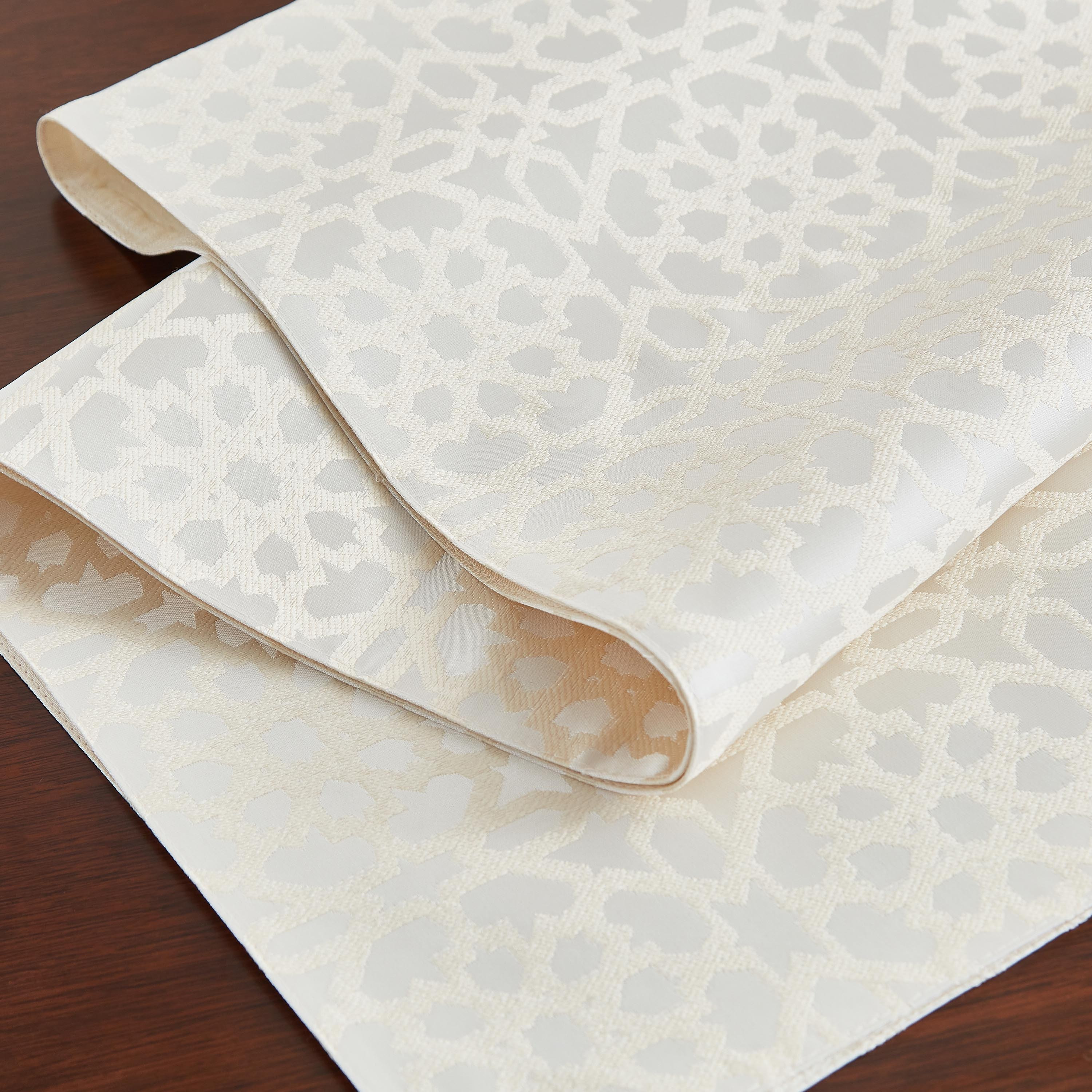 مفرش طاولة جاكار من زايلا - 33x180 سم-hbxdecorandfurnishings-homefurnishings-tablelinens-image-3