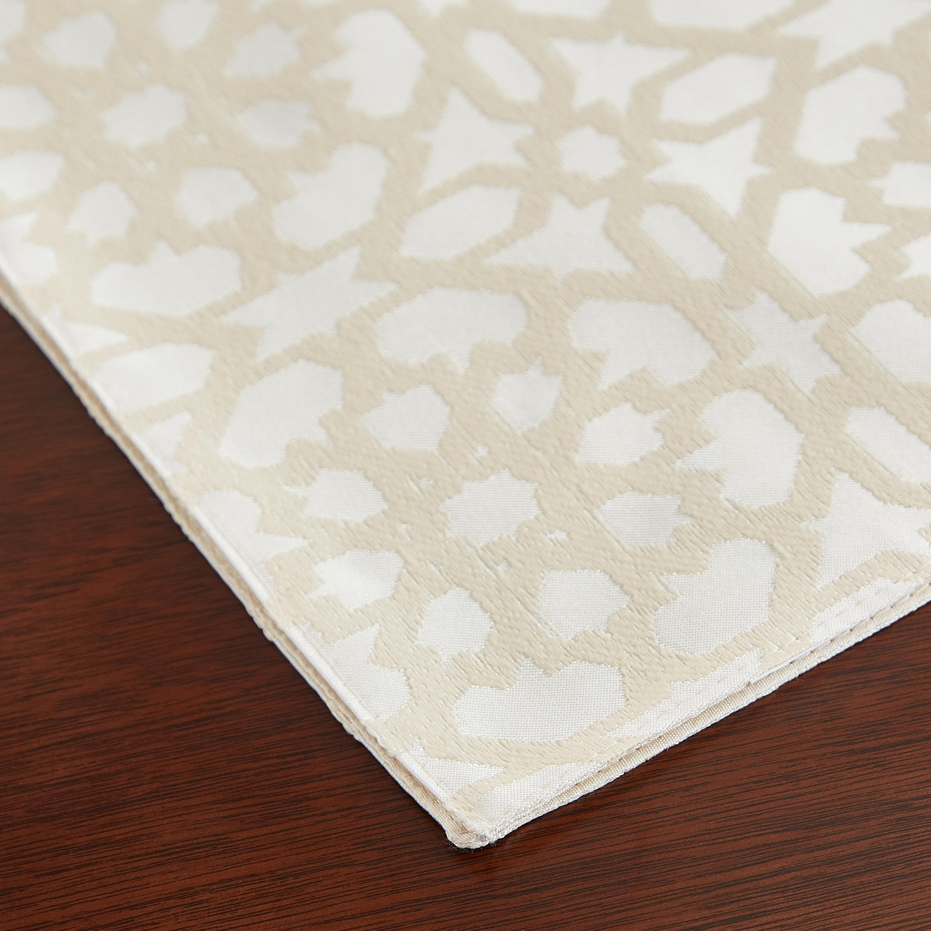 مفرش طاولة جاكار من زايلا - 33x180 سم-hbxdecorandfurnishings-homefurnishings-tablelinens-image-4
