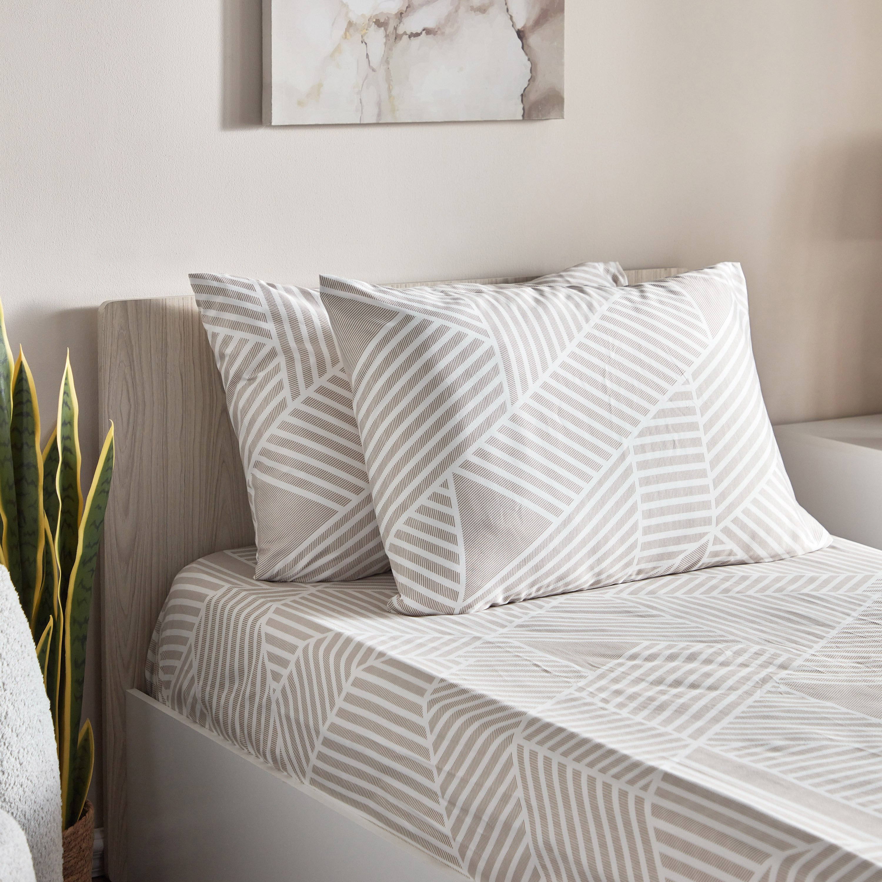 طقم غطاء وسادة ألياف دقيقة بطبعات قطعتين من أتلانتا - 50x75 سم-hbxhomeware-hbxbedroom-image-1