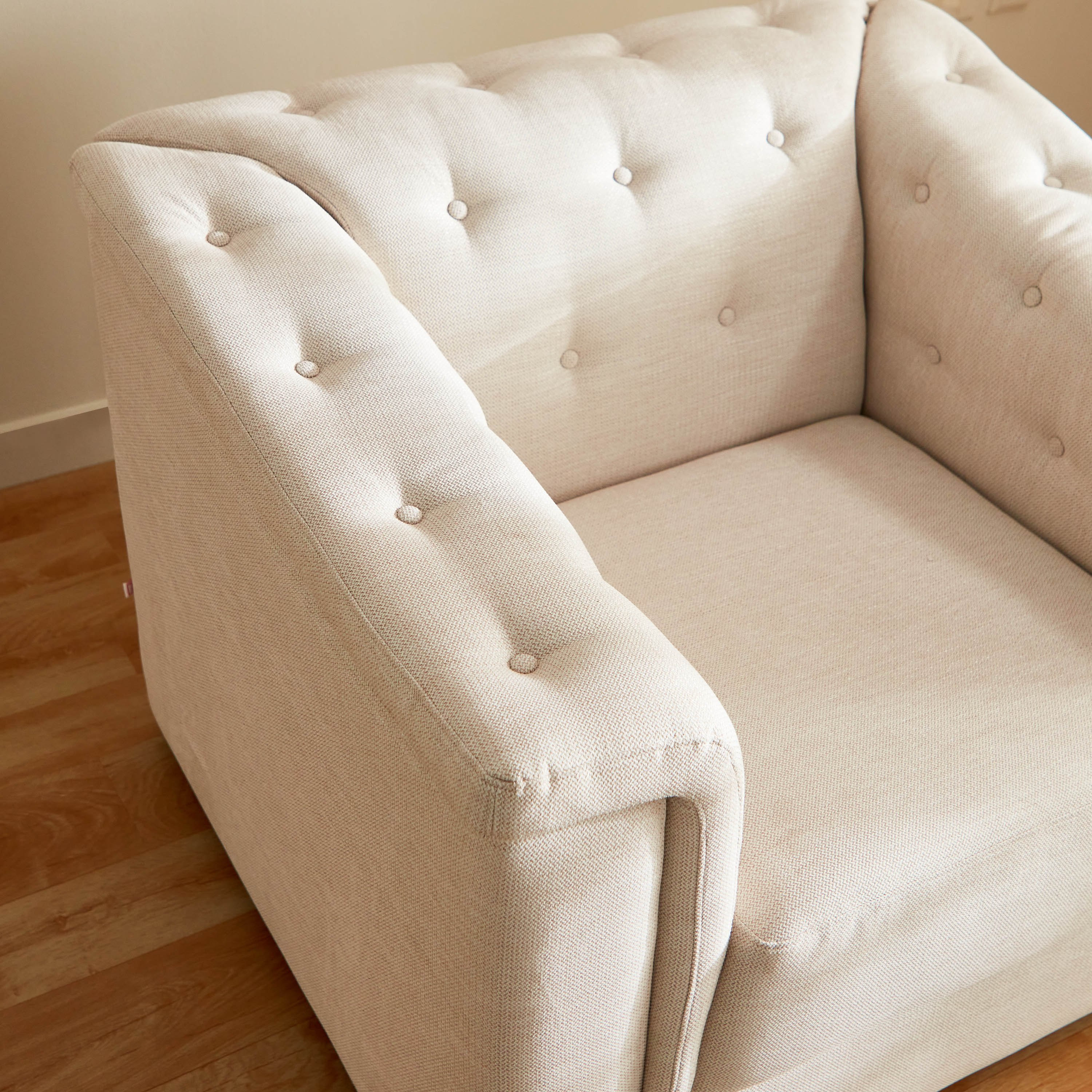 كرسي قماش بذراعين ووسادة من سندريلا-hbxlivingroom-sofasandarmchairs-sofas-image-6