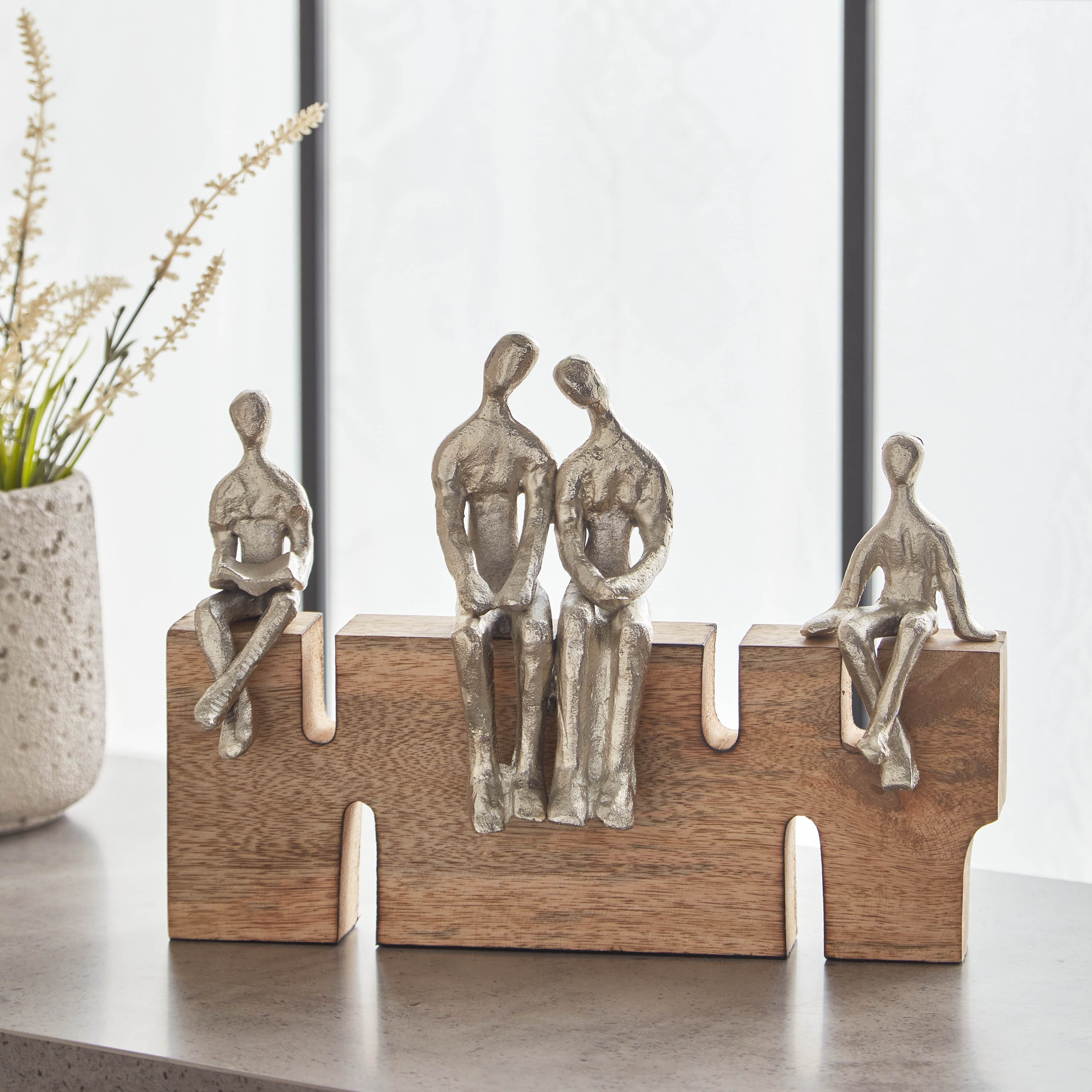 تمثال ديكور بتصميم أسرة سعيدة خشب ومعدن من أودين - 31x9x23 سم-hbxhomeware-homedecor-figurinesandornaments-image-1