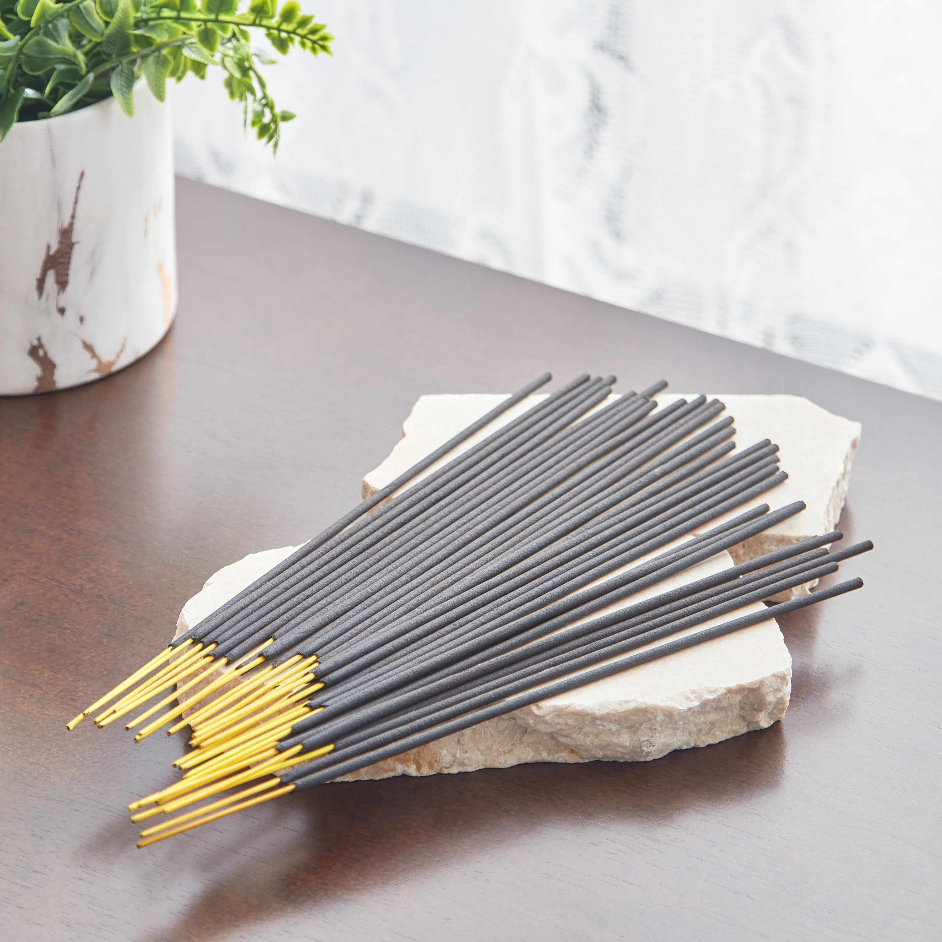 مجموعة أعواد بخور بيور بيس من سيرينا مونكروم كلاسيك - 30 قطعة-hbxdecorandfurnishings-homefragrance-roomfreshnersandaromamist-image-1